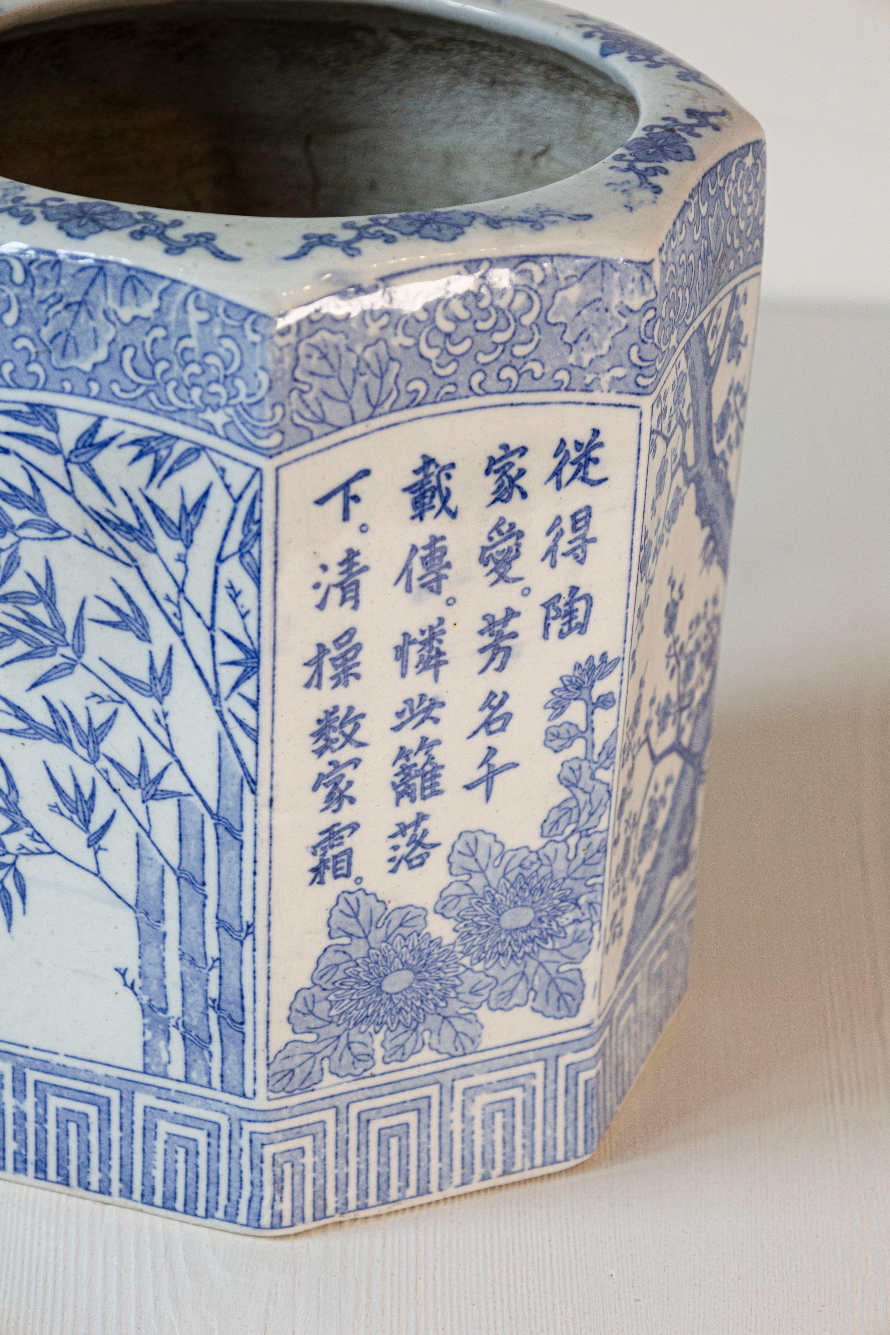 Peint à la main Vase chinois en porcelaine hexagonale bleu et blanc avec décor de feuillage peint à la main en vente