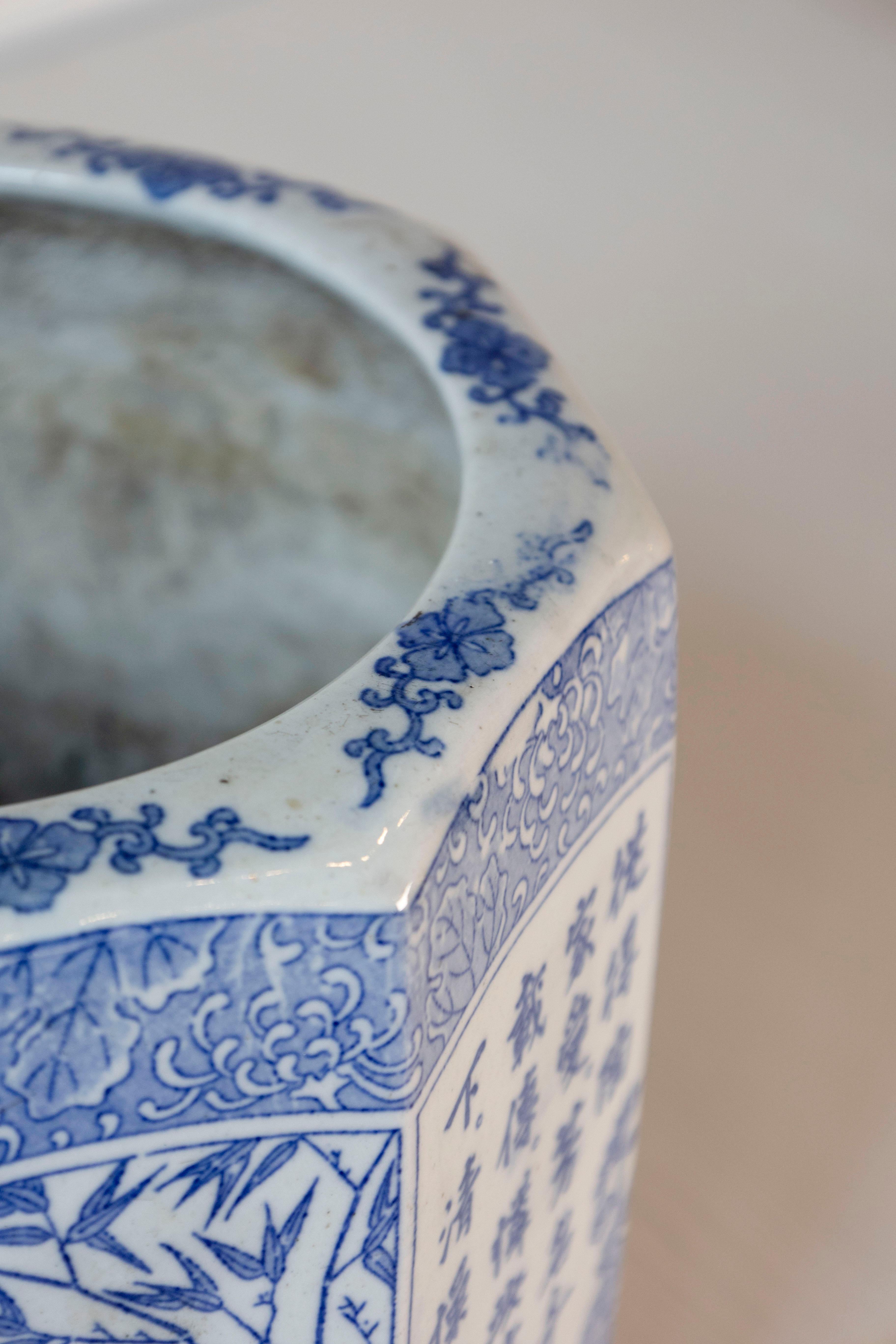 Vase chinois en porcelaine hexagonale bleu et blanc avec décor de feuillage peint à la main Bon état - En vente à Atlanta, GA