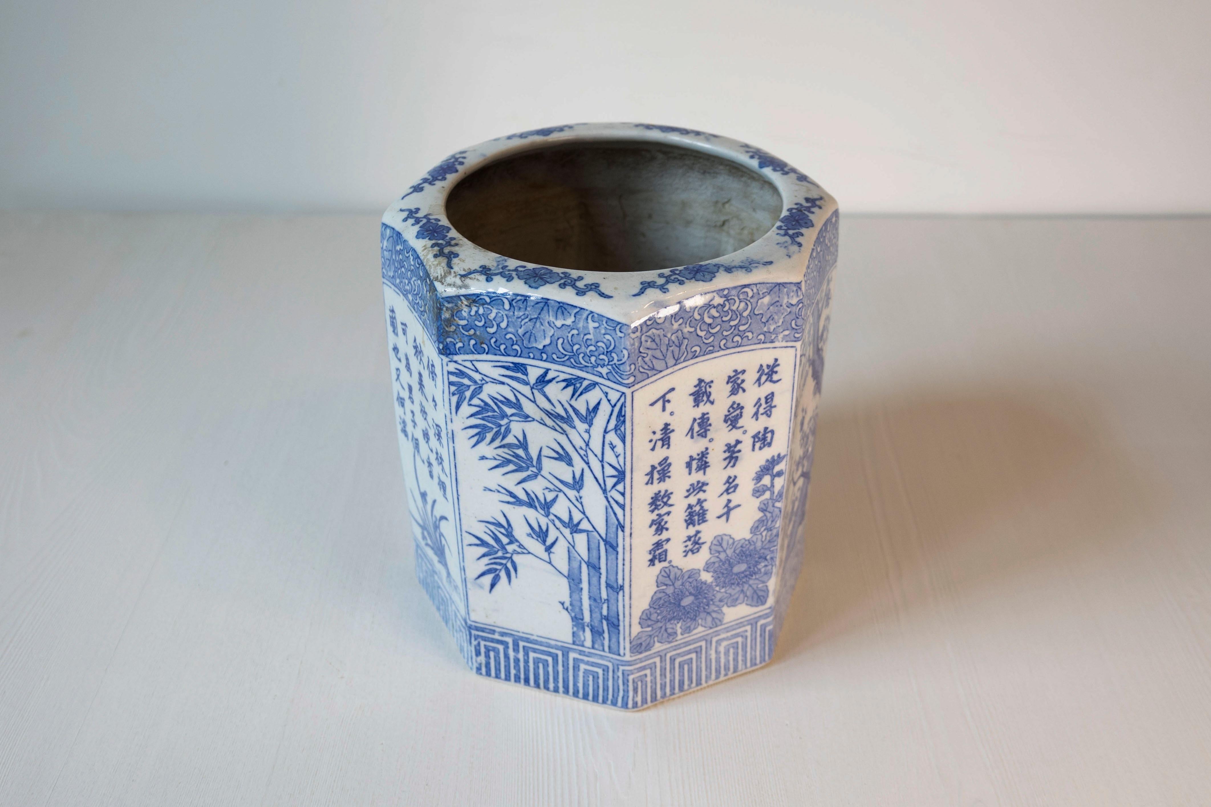 20ième siècle Vase chinois en porcelaine hexagonale bleu et blanc avec décor de feuillage peint à la main en vente