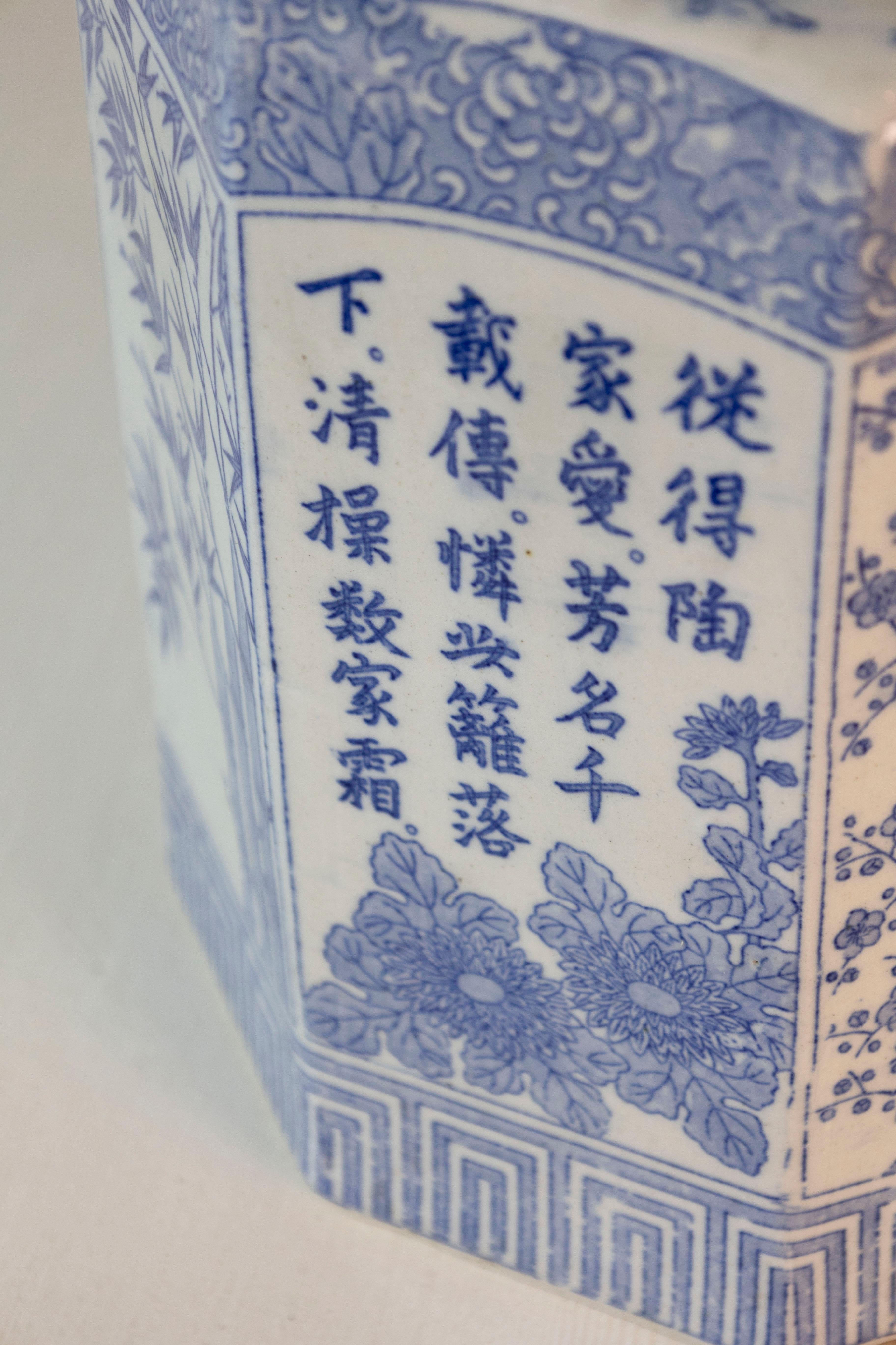 Porcelaine Vase chinois en porcelaine hexagonale bleu et blanc avec décor de feuillage peint à la main en vente