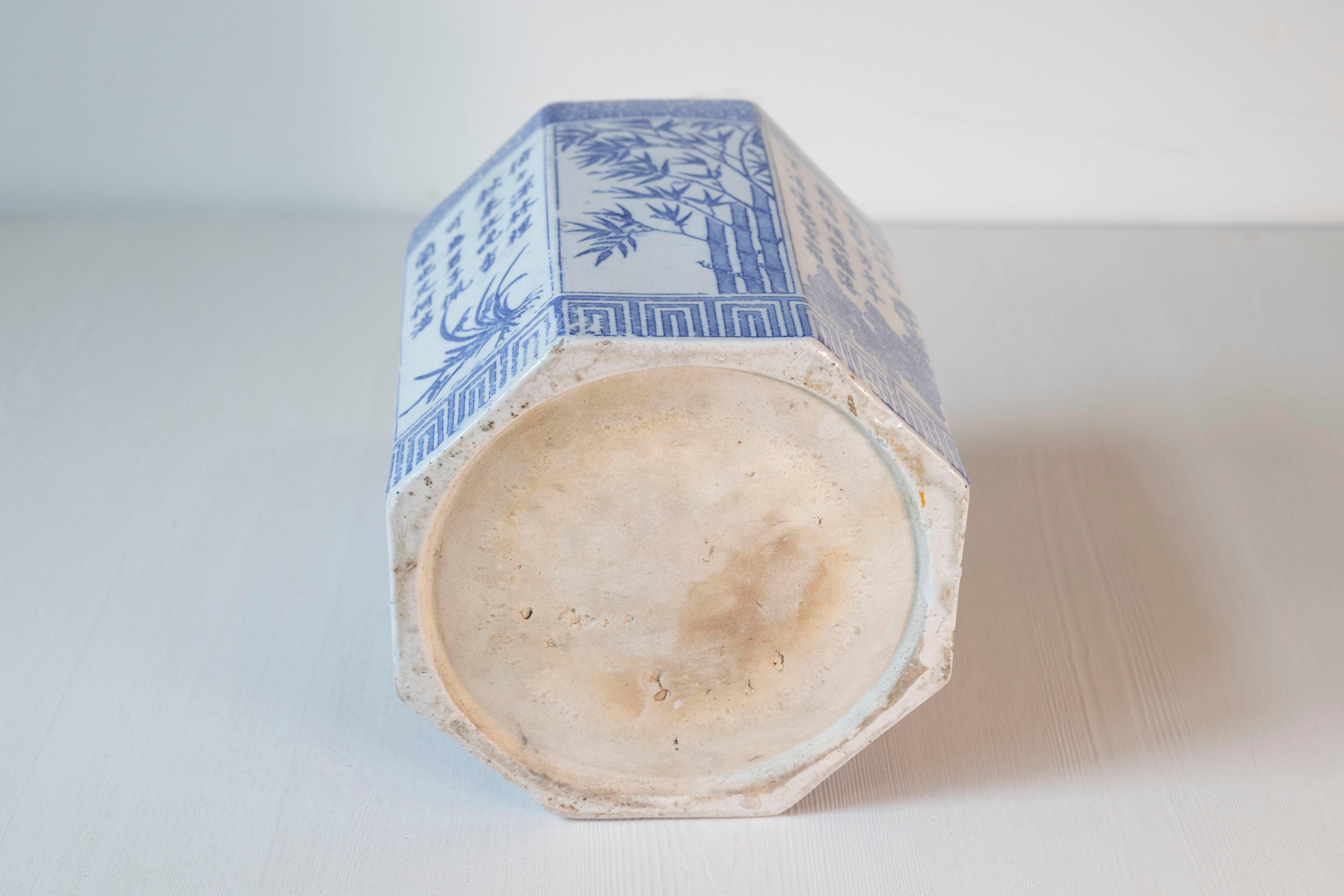 Vase chinois en porcelaine hexagonale bleu et blanc avec décor de feuillage peint à la main en vente 1