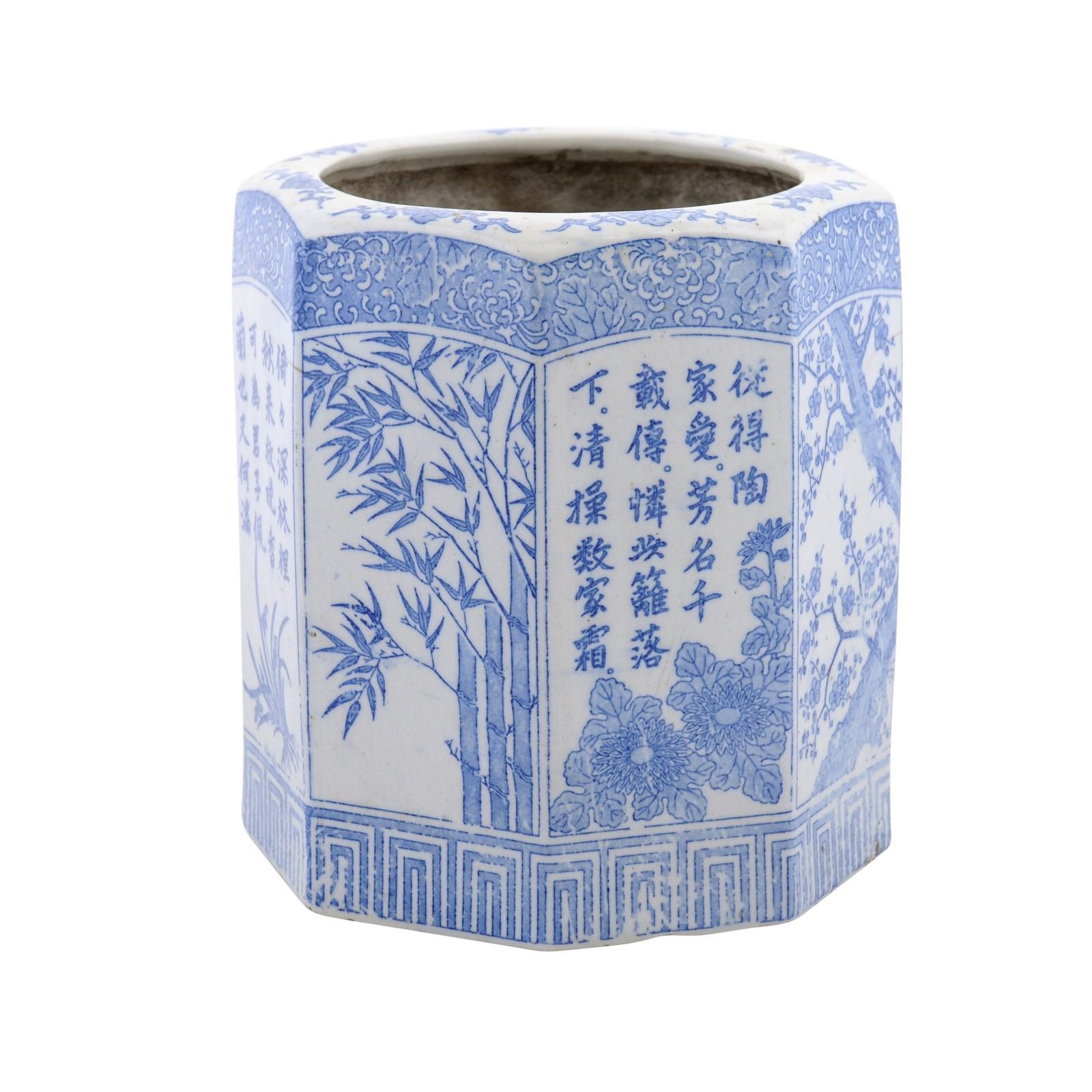 Vase chinois en porcelaine hexagonale bleu et blanc avec décor de feuillage peint à la main