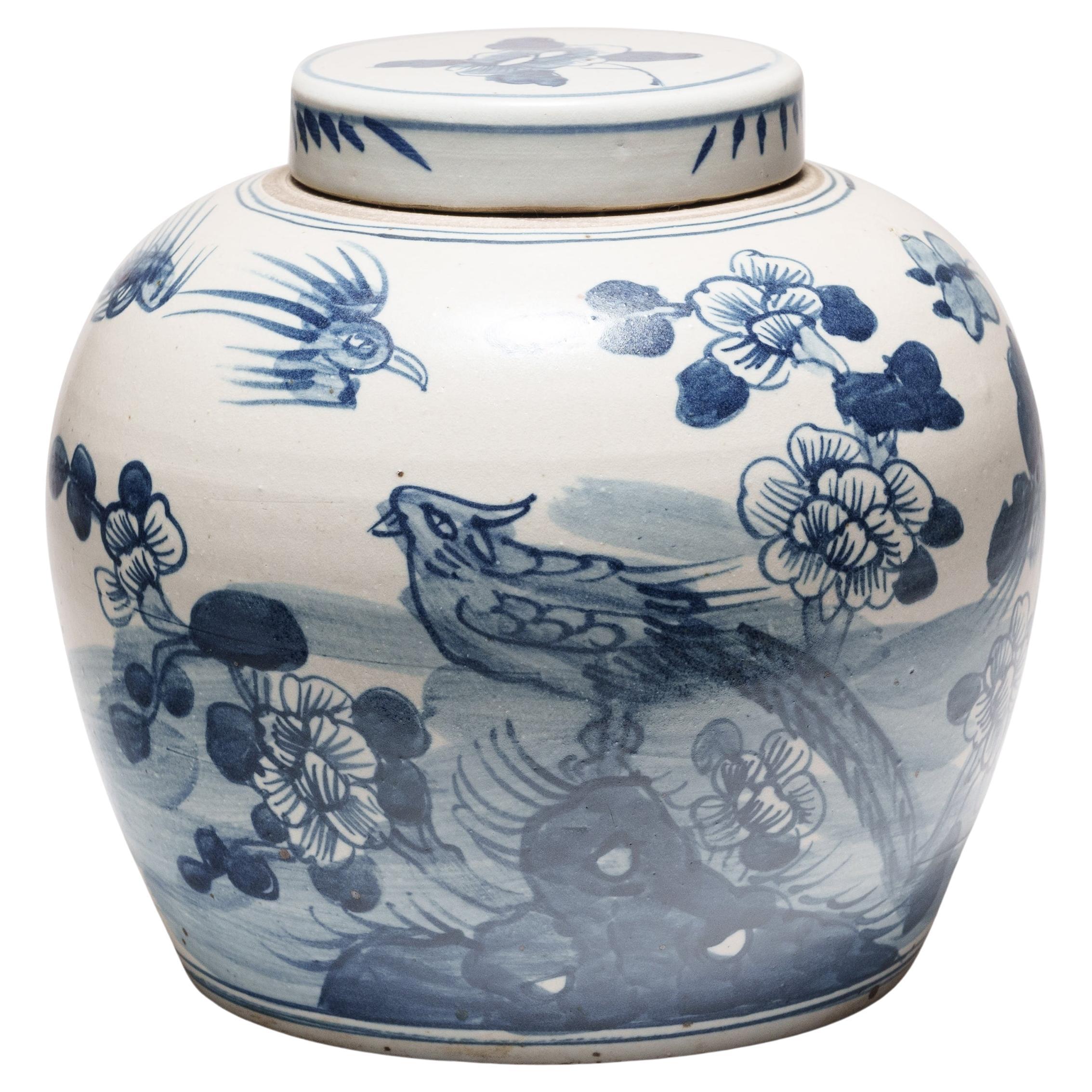 Jarra china azul y blanca con pájaros y flores