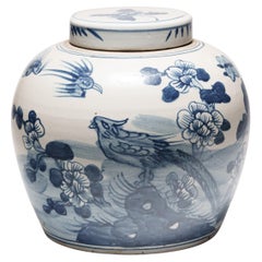 Jarra china azul y blanca con pájaros y flores