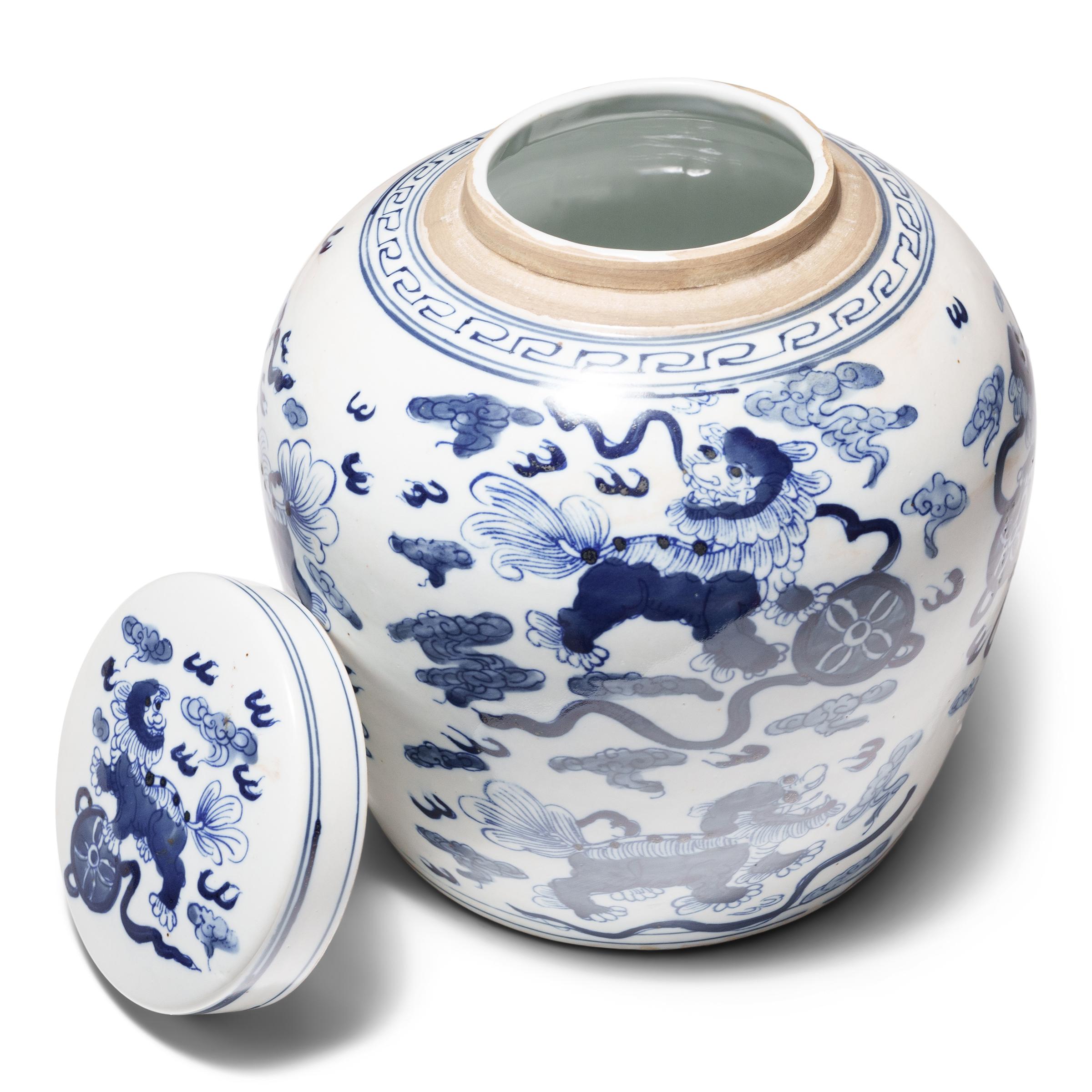 Esportazione cinese Vaso cinese blu e bianco con leoni mitici Fu in vendita