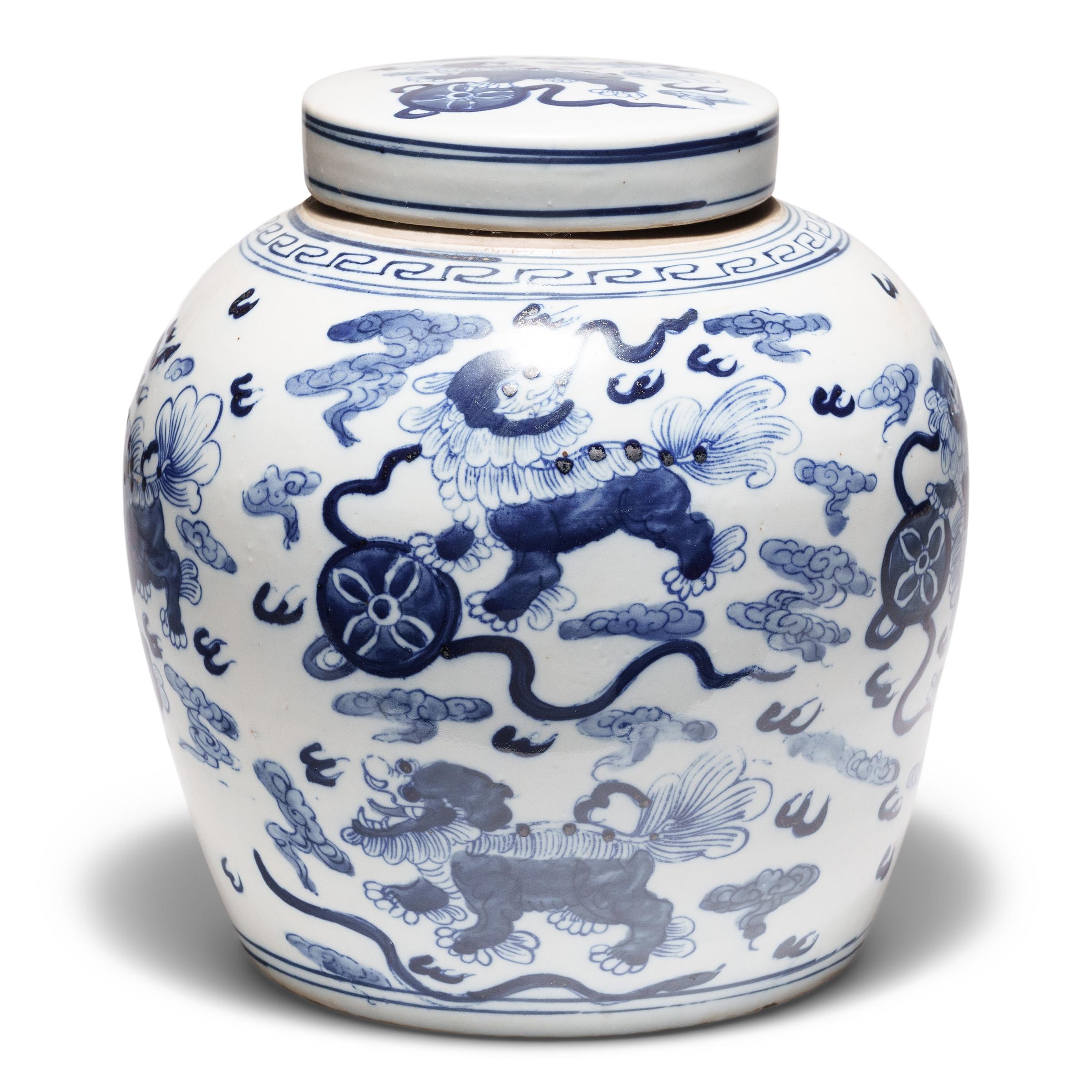 Cinese Vaso cinese blu e bianco con leoni mitici Fu in vendita