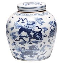 Pot chinois bleu et blanc avec lions mythiques de Fu