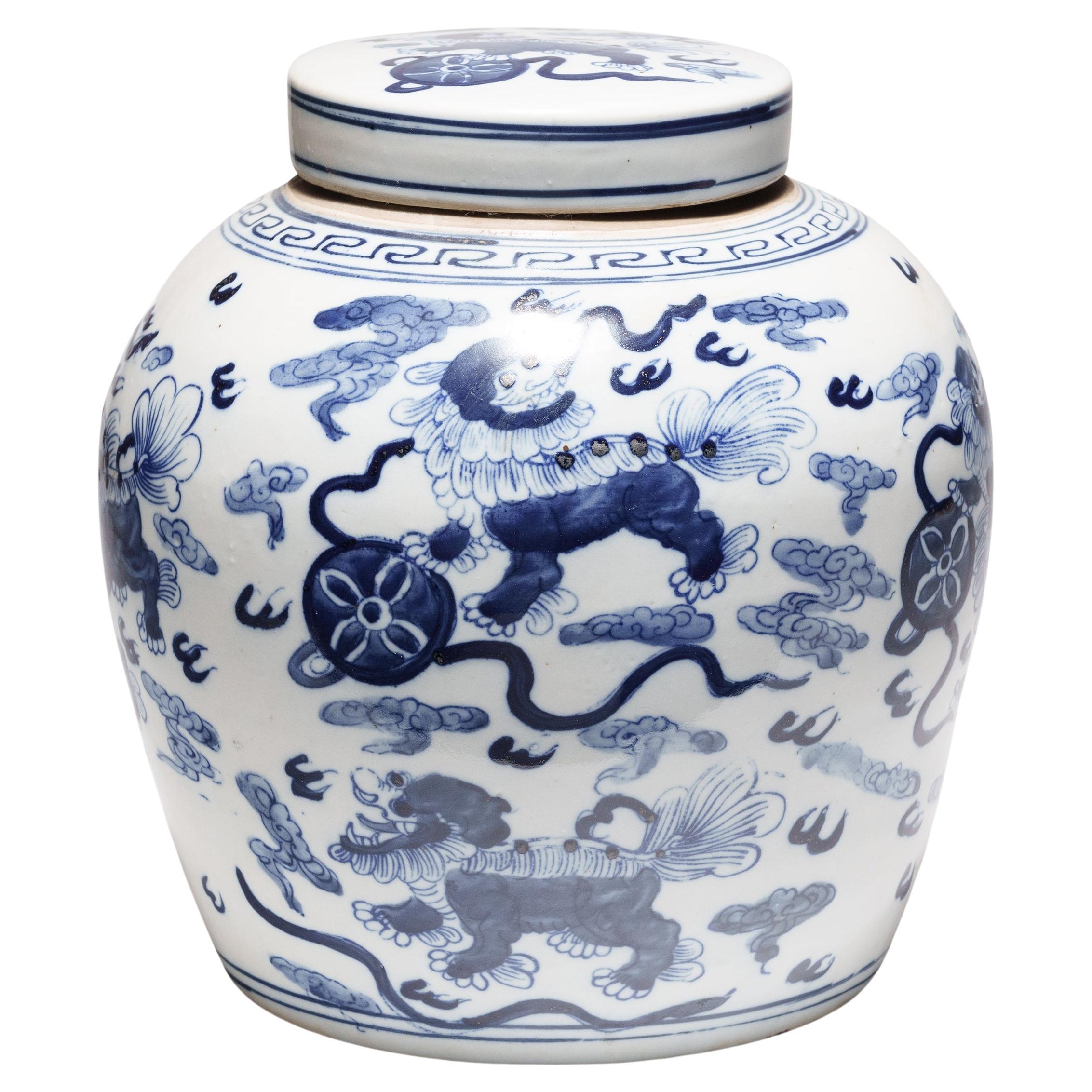 Vaso cinese blu e bianco con leoni mitici Fu in vendita