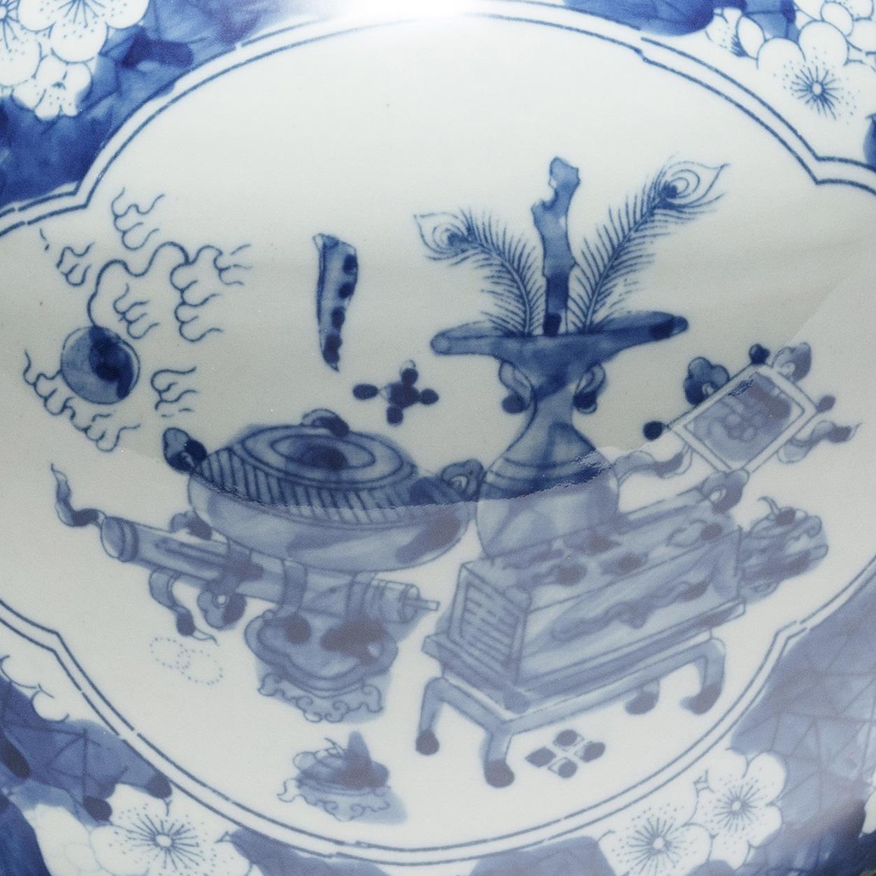 Esportazione cinese Vaso cinese blu e bianco con oggetti di studiosi in vendita
