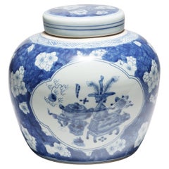 Pot chinois bleu et blanc avec objets d'érudits