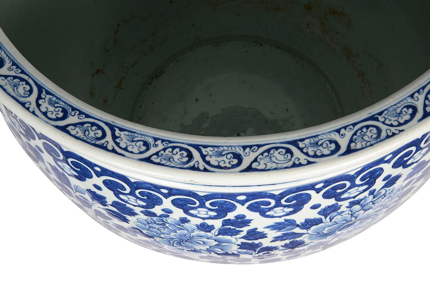 Impressionnante jardinière en porcelaine chinoise bleu et blanc du XIXe siècle, aux couleurs vives, avec un décor de motifs classiques sur les bords, et un décor de chrysanthèmes et de feuilles à l'intérieur.

Lot 75