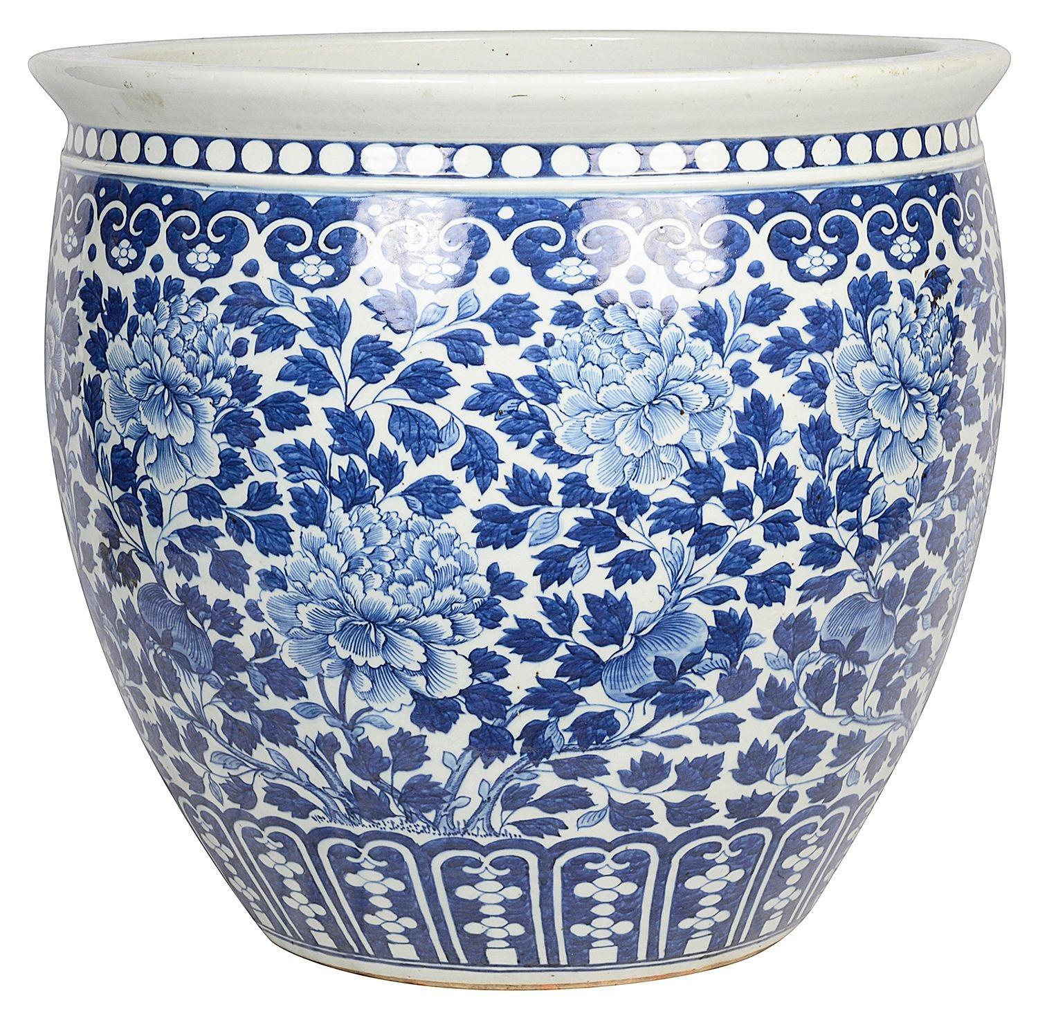 Chinese blue and white jardiniere, 19th Century In Good Condition For Sale In Brighton, Sussex