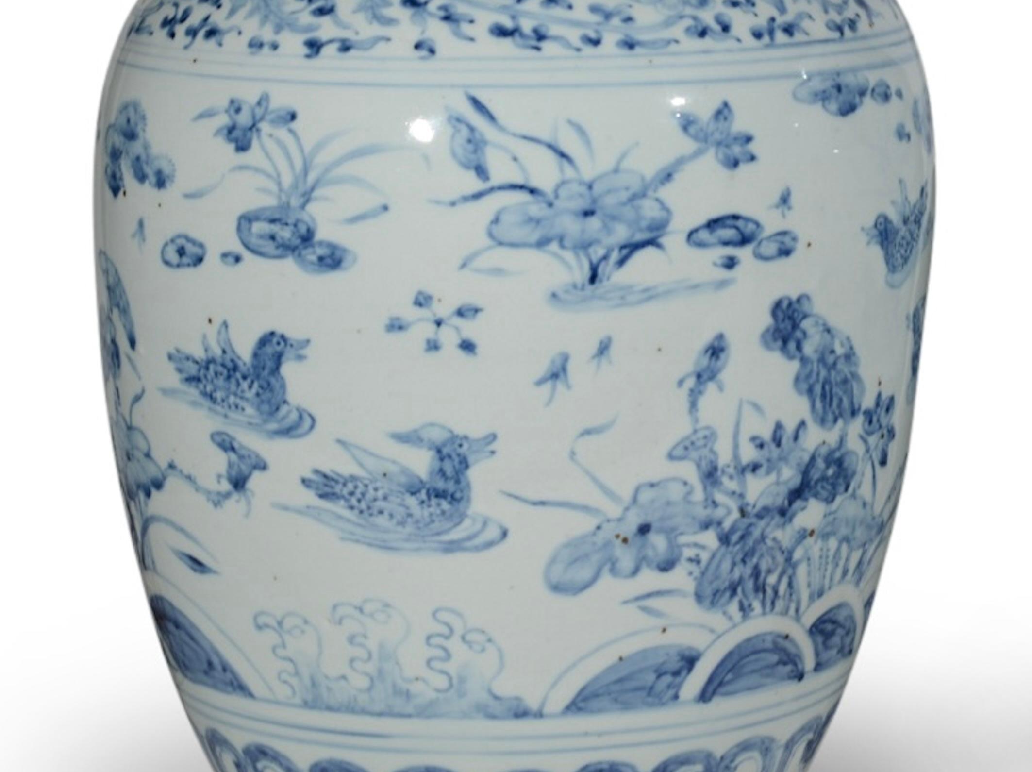 Un beau vase chinois bleu et blanc, décoré dans le style Kangxi, avec des canards nageant dans un paysage aquatique. Maintenant montée comme une lampe avec une base tournée et dorée à la main.

Hauteur du vase : 15 1/2 in (39 cm) y compris la base