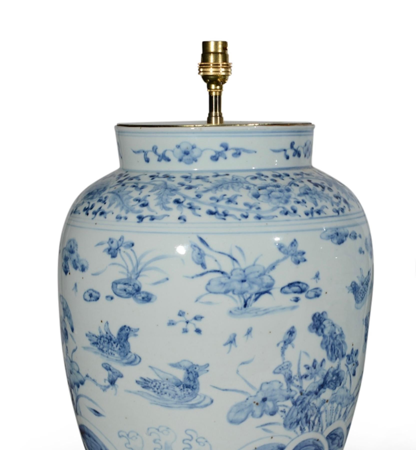 Chinois Lampe de bureau chinoise de style Kangxi bleue et blanche en vente