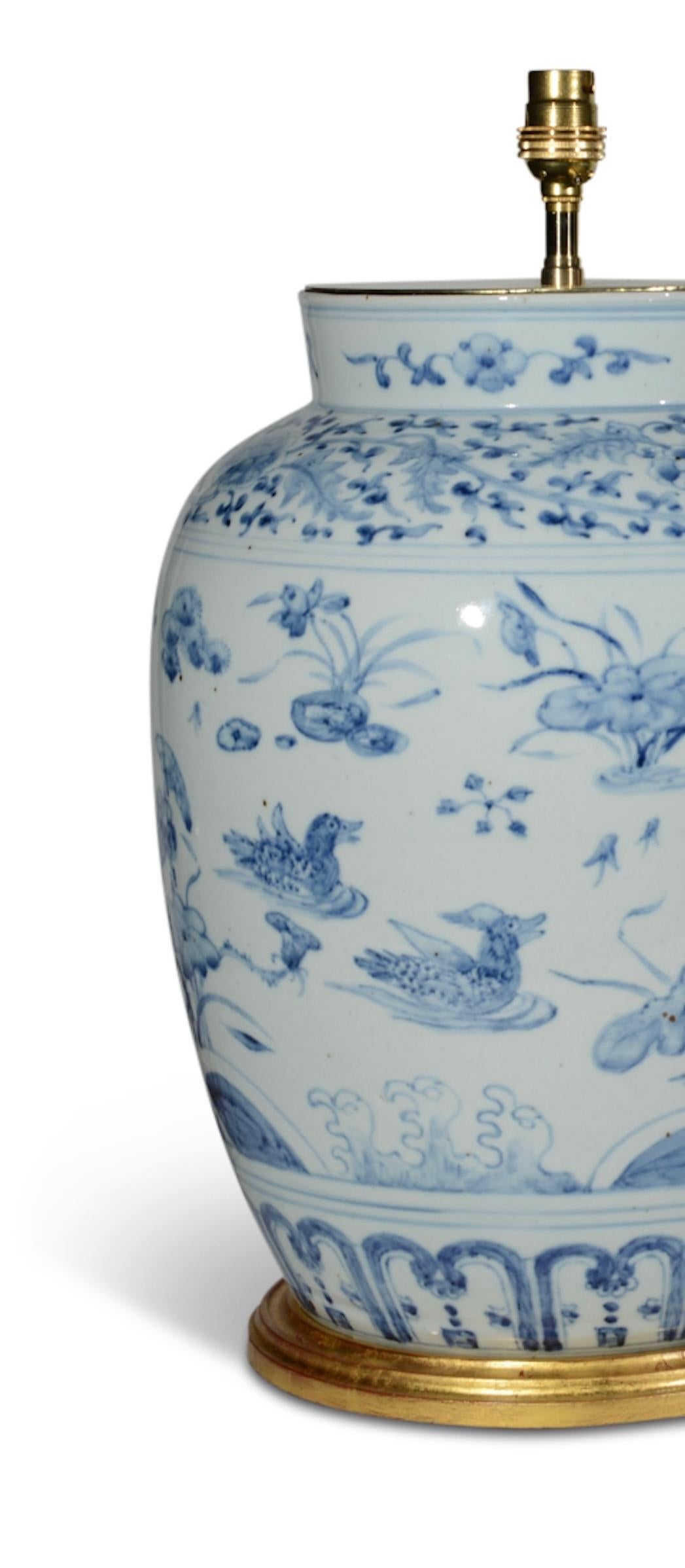 Vernissé Lampe de bureau chinoise de style Kangxi bleue et blanche en vente