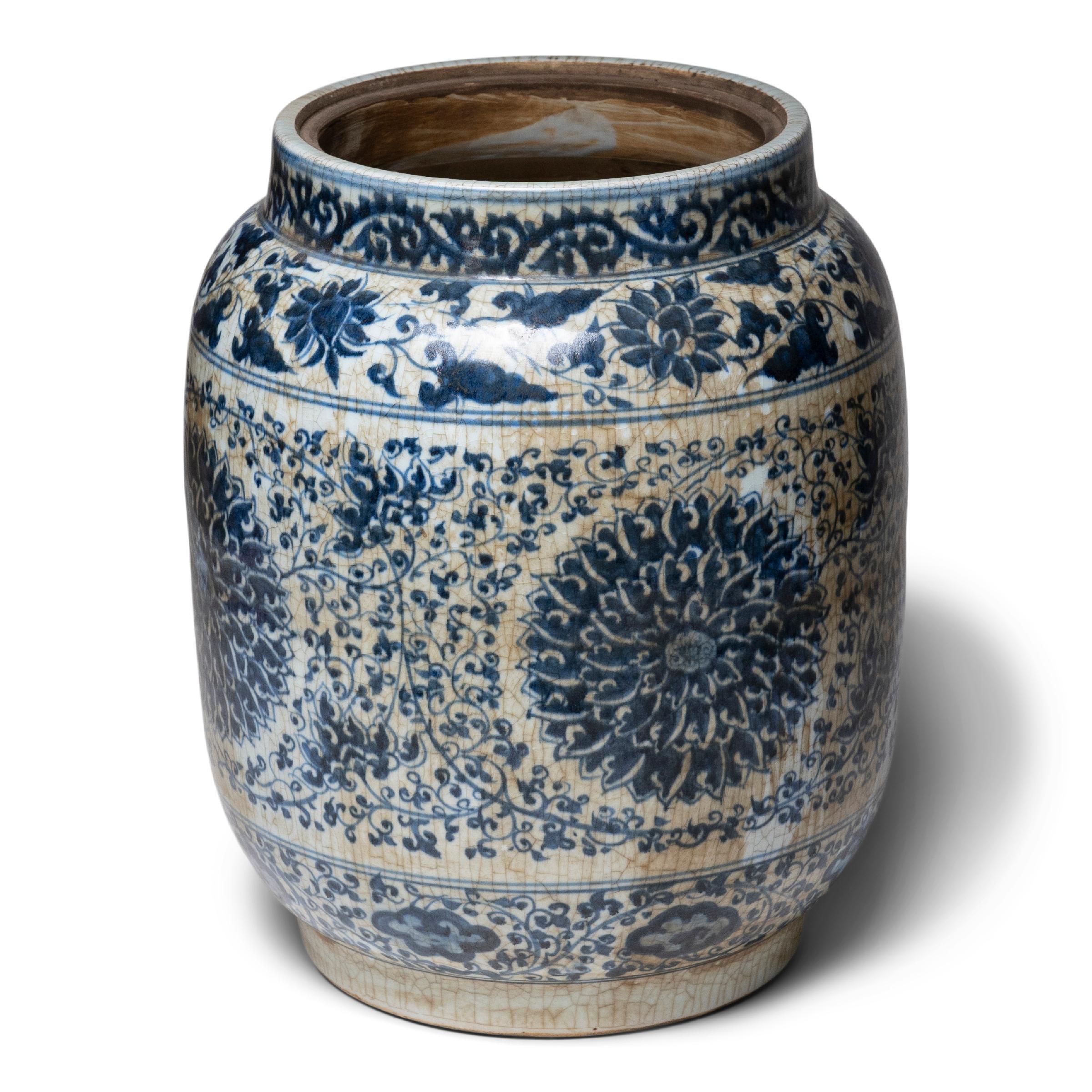 Chinese Blue and White Longevity Baluster Jar In Good Condition For Sale In Chicago, IL