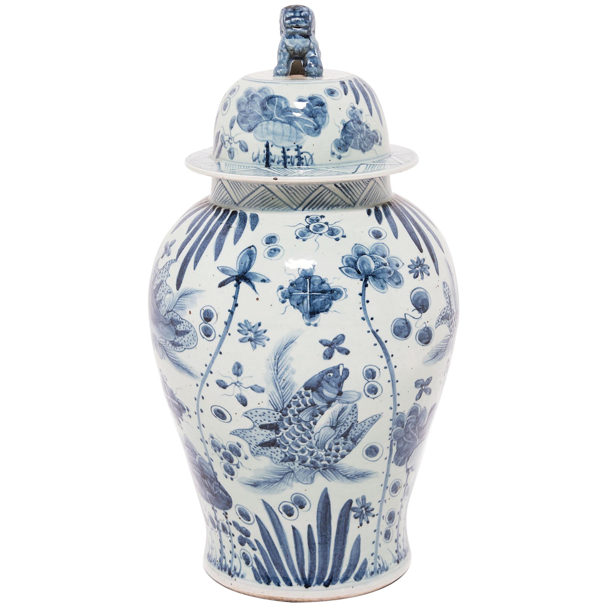 Pot balustre chinois bleu et blanc avec poissons et fleurs 