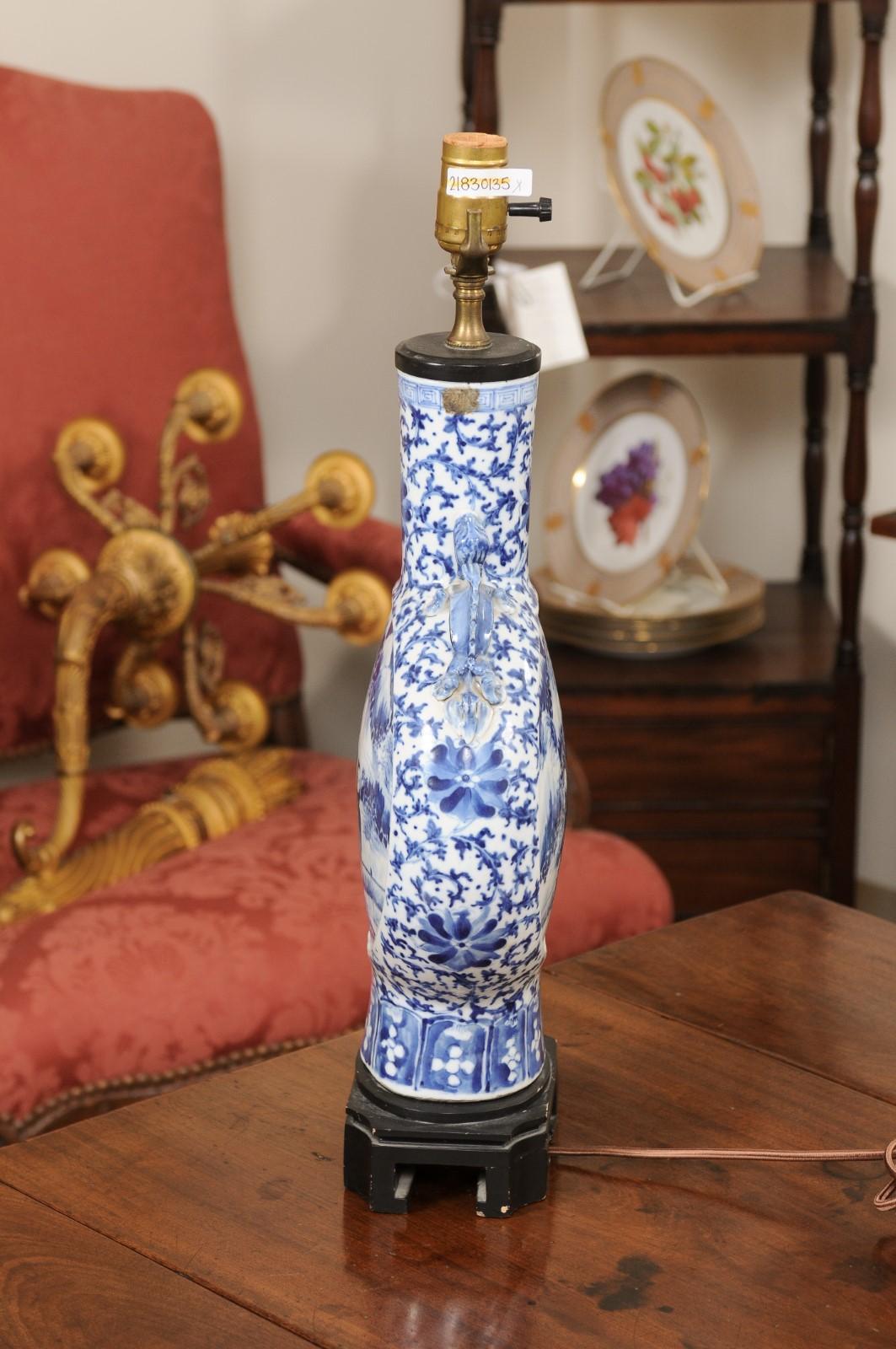 Lampe de table chinoise en forme de flacon de lune bleu et blanc, 20e siècle en vente 7