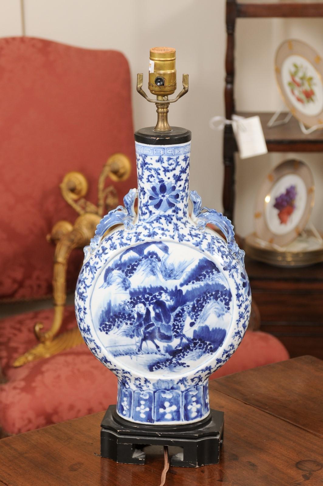 Lampe de table chinoise en forme de flacon de lune bleu et blanc, 20e siècle en vente 5