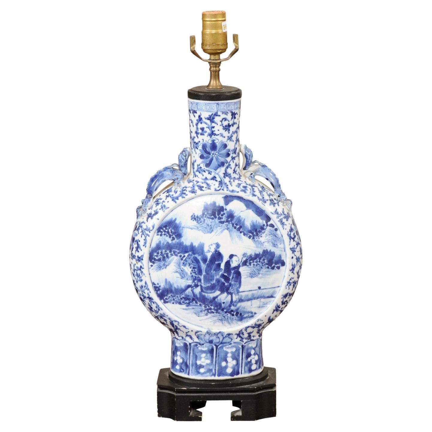 Lampe de table chinoise en forme de flacon de lune bleu et blanc, 20e siècle en vente