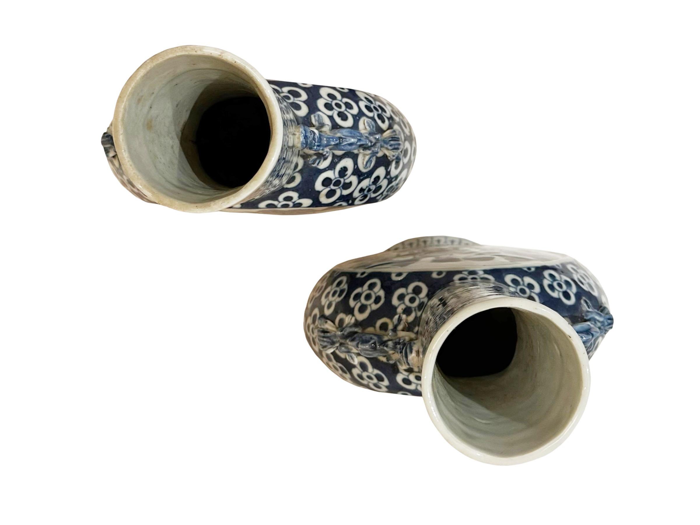 Fin du XIXe siècle Vases flanqués de lune bleu et blanc de Chine  en vente