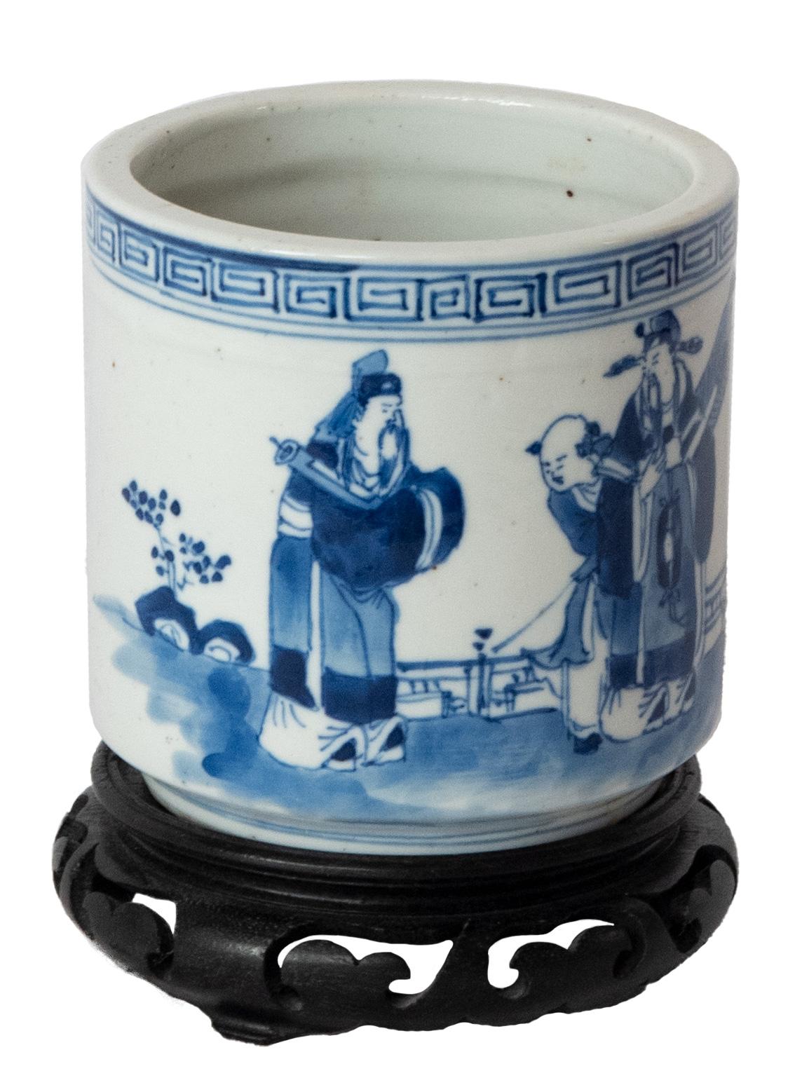 Chinese Blue and White Painted Porcelain Brush Pot with Stand, Qing Dynasty In Good Condition In Salt Lake City, UT
