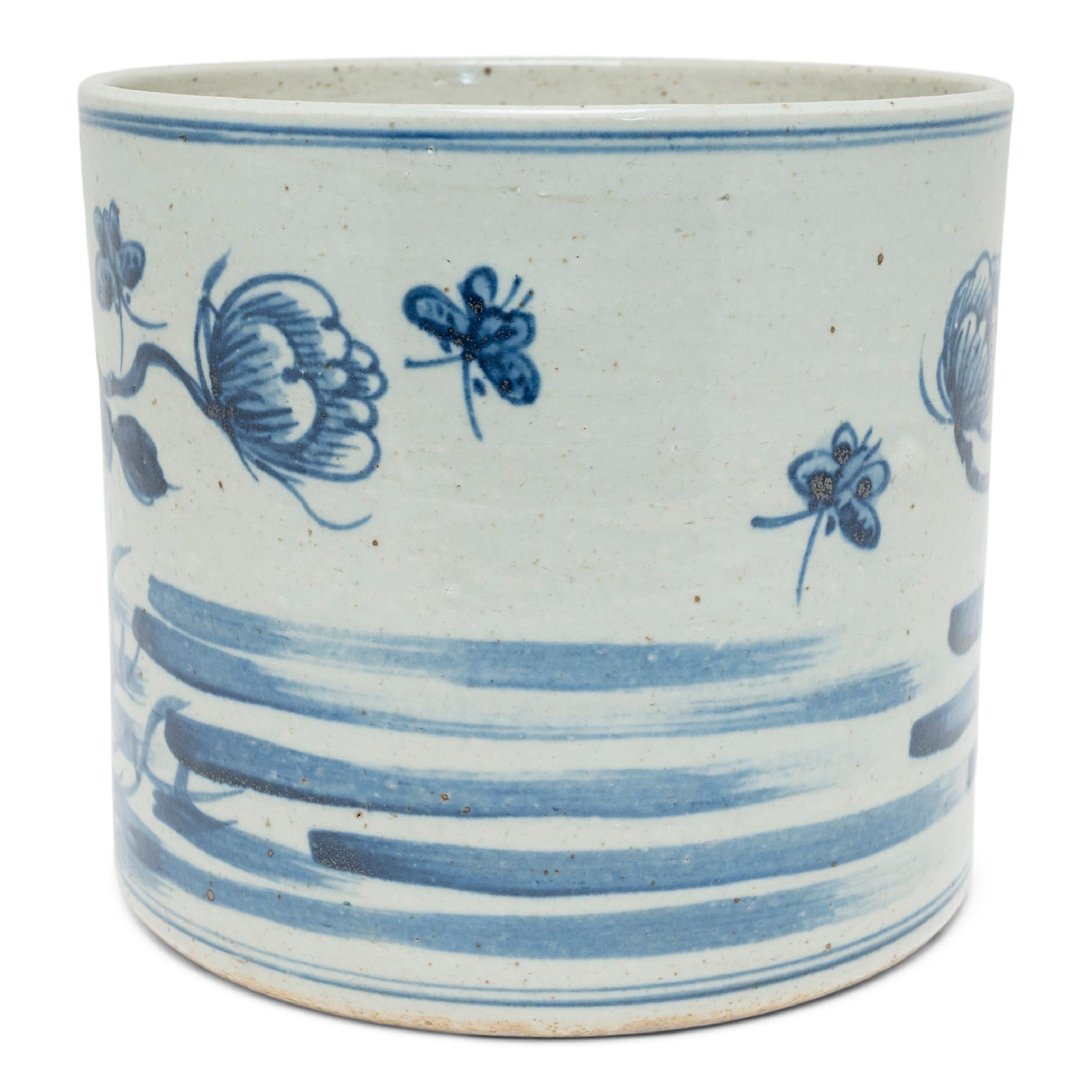 Chinese Blue and White Peony Brush Pot In Good Condition For Sale In Chicago, IL