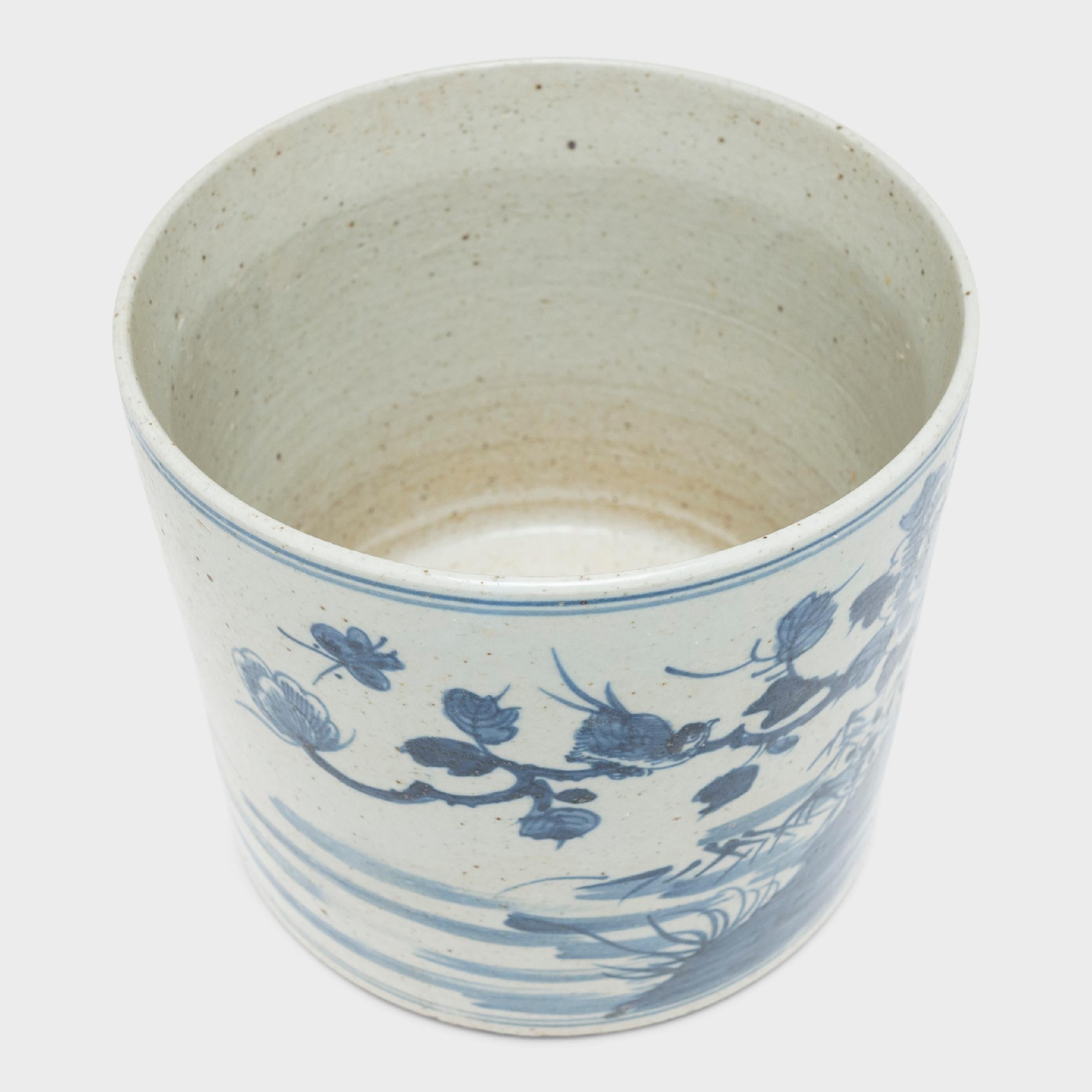 Vernissé Pot à brosse chinois à pivoine bleue et blanche en vente