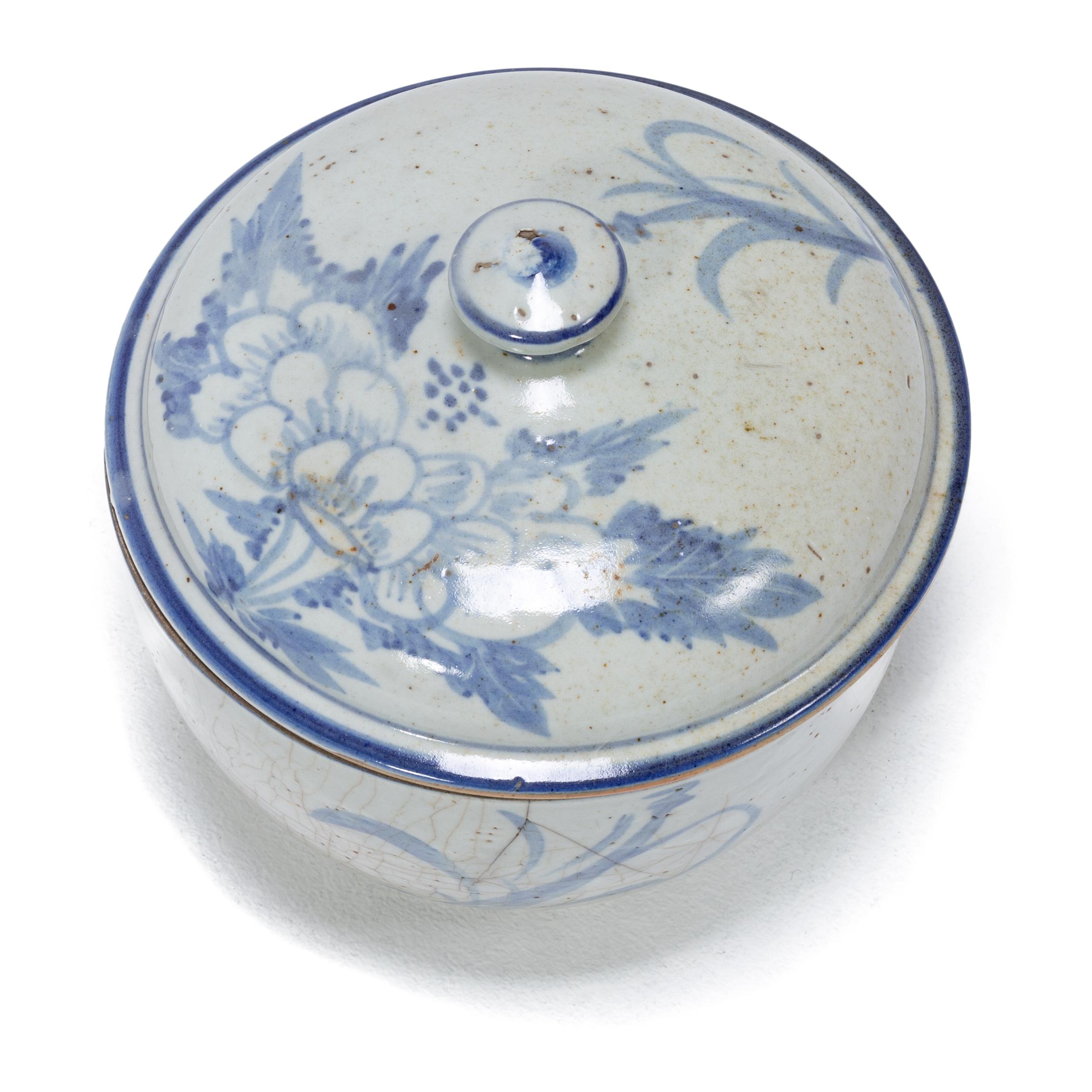Chinese Blue and White Peony Congee Pot, circa 1900 In Good Condition In Chicago, IL