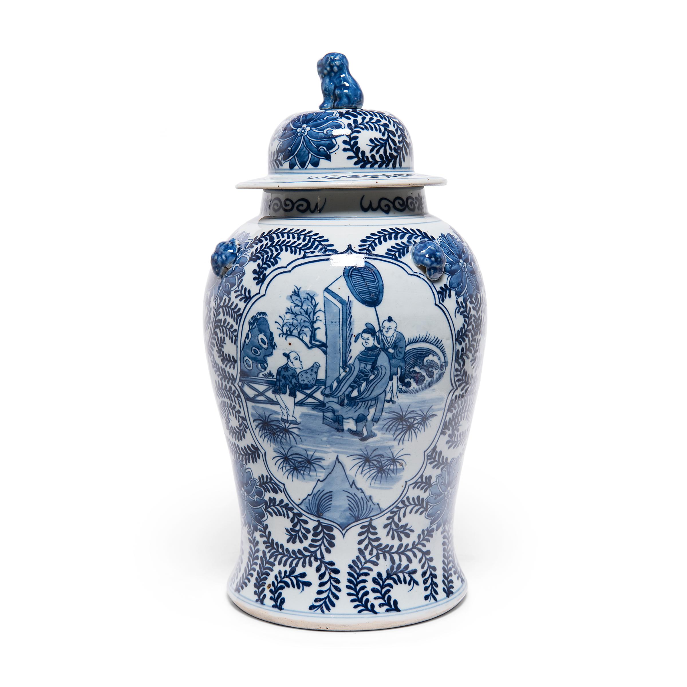 Questo vaso contemporaneo con coperchio a balaustro continua la tradizione secolare delle porcellane cinesi bianche e blu. Dipinto con pigmenti di cobalto per una finitura blu brillante, il vaso è densamente decorato con volute di vite e fiori di