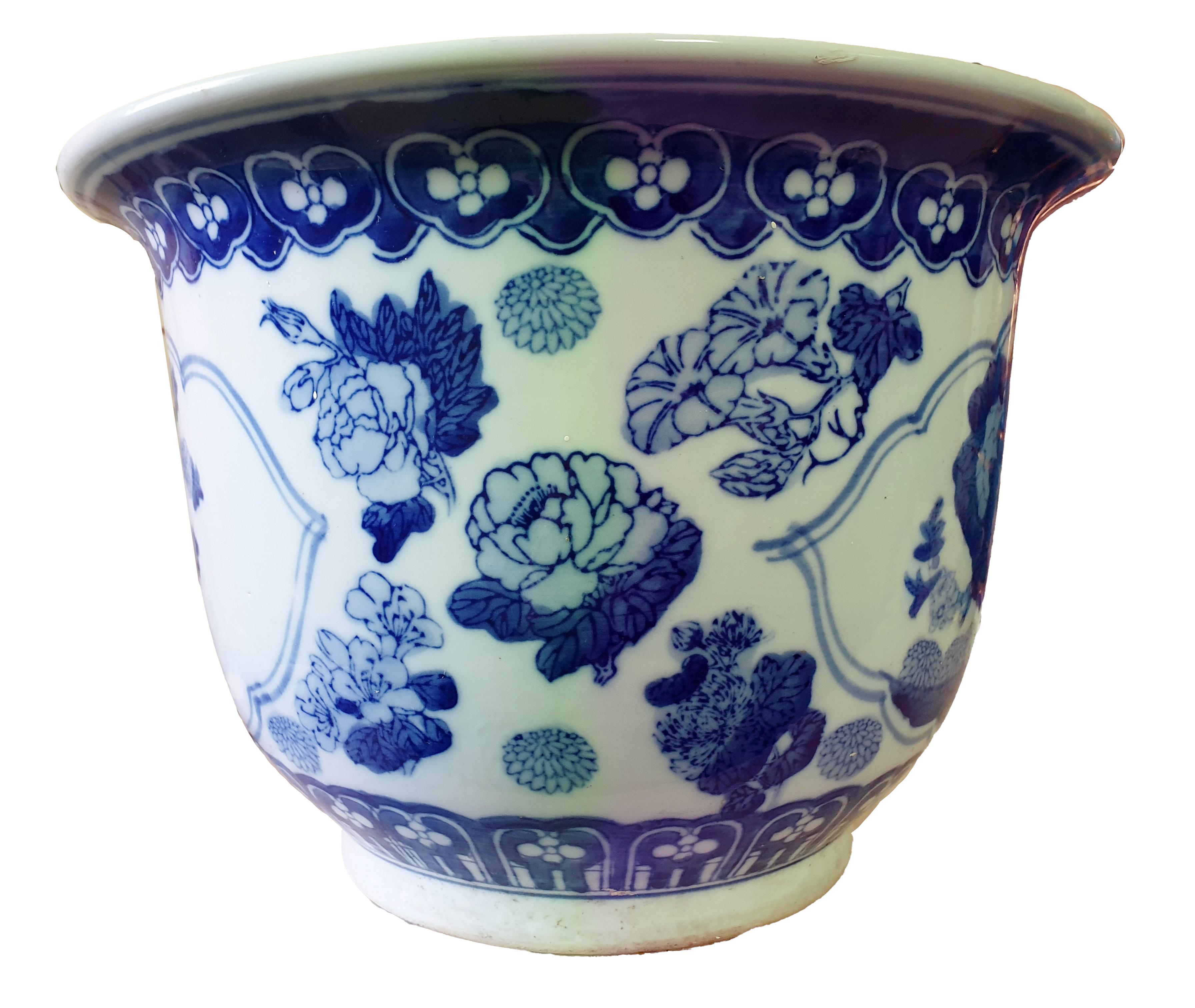 A very good chinese blue and white planter 19th century or from Qing dynasty period. Symbolic and bold Chinese porcelain planter is a true work of ancient Asian art. Hand painted and authentically glazed porcelain it illustrates a magnificent symbol