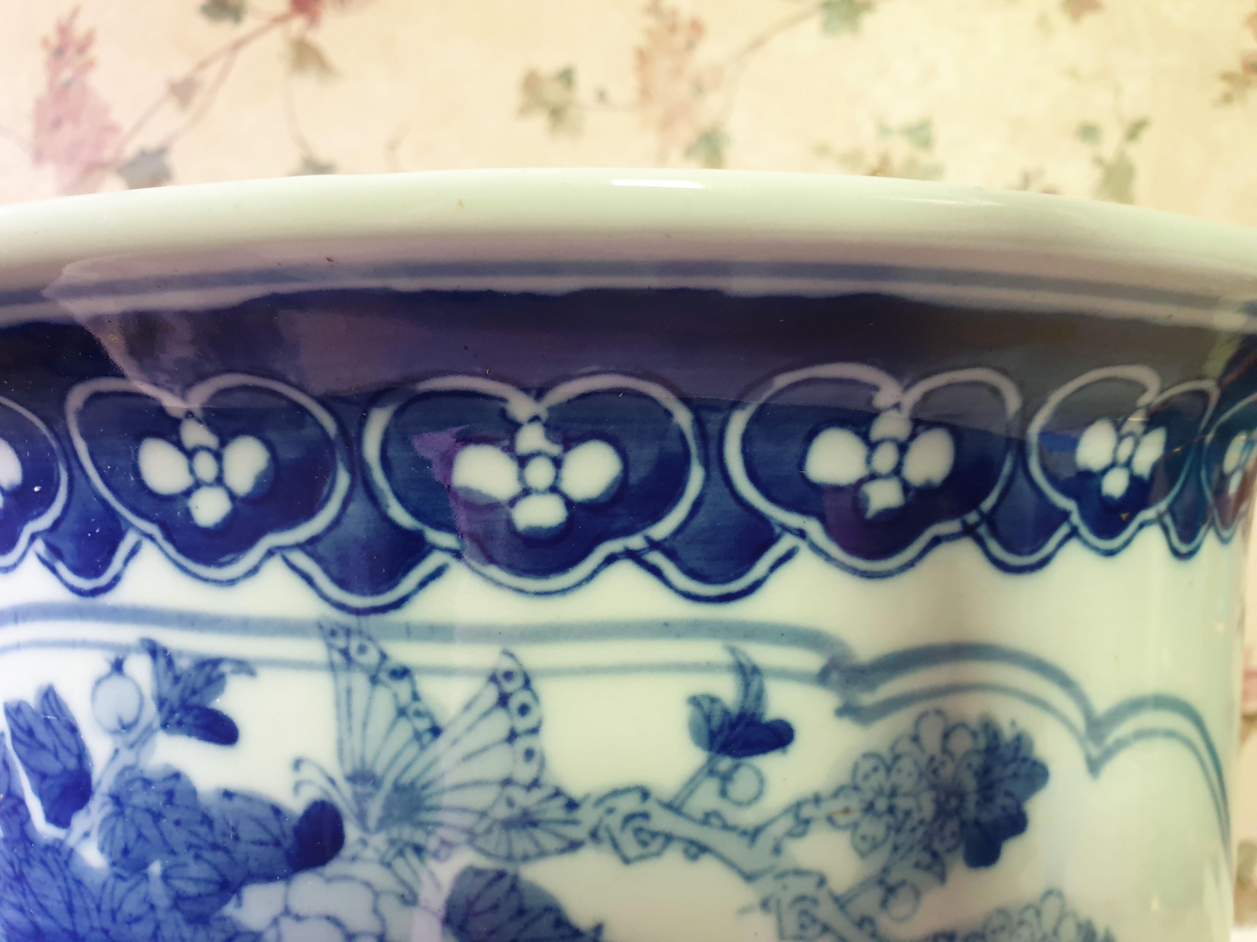 Hand-Painted Oriental Chinese Blue and White Planter Porcelain 19th Century Qing Dynasty For Sale