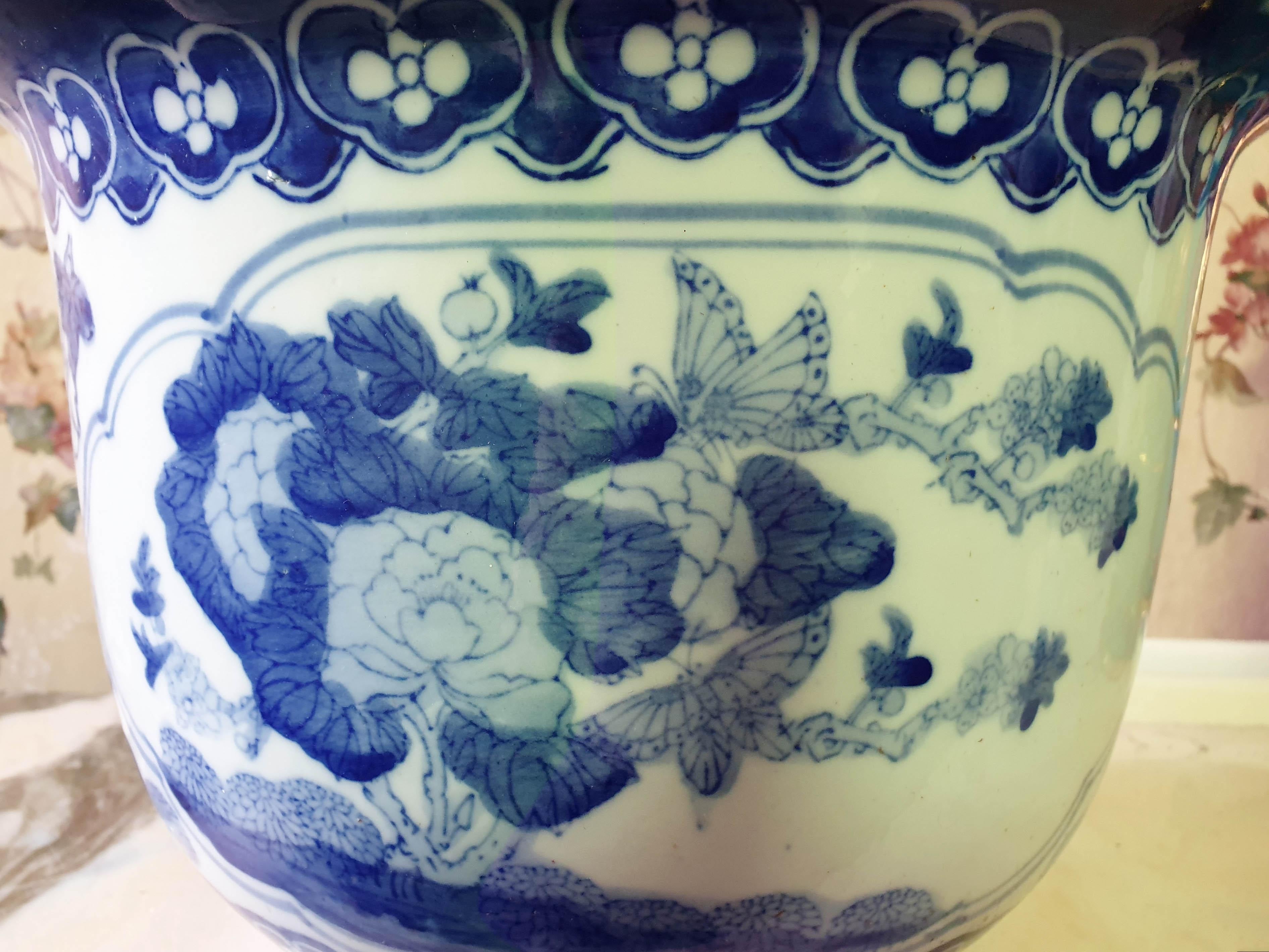 Oriental Chinese Blue and White Planter Porcelain 19th Century Qing Dynasty In Good Condition For Sale In London, GB