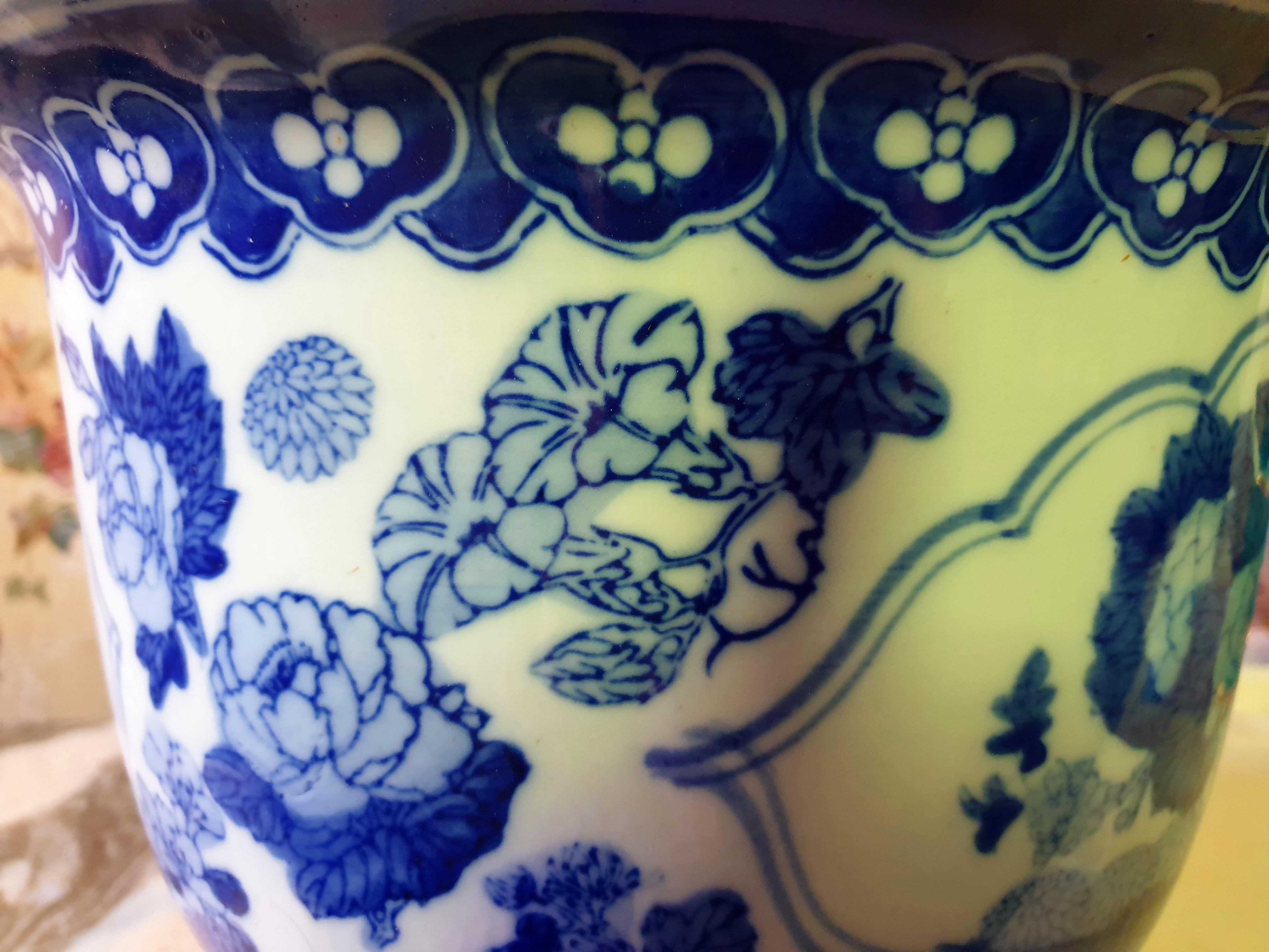 Oriental Chinese Blue and White Planter Porcelain 19th Century Qing Dynasty For Sale 3