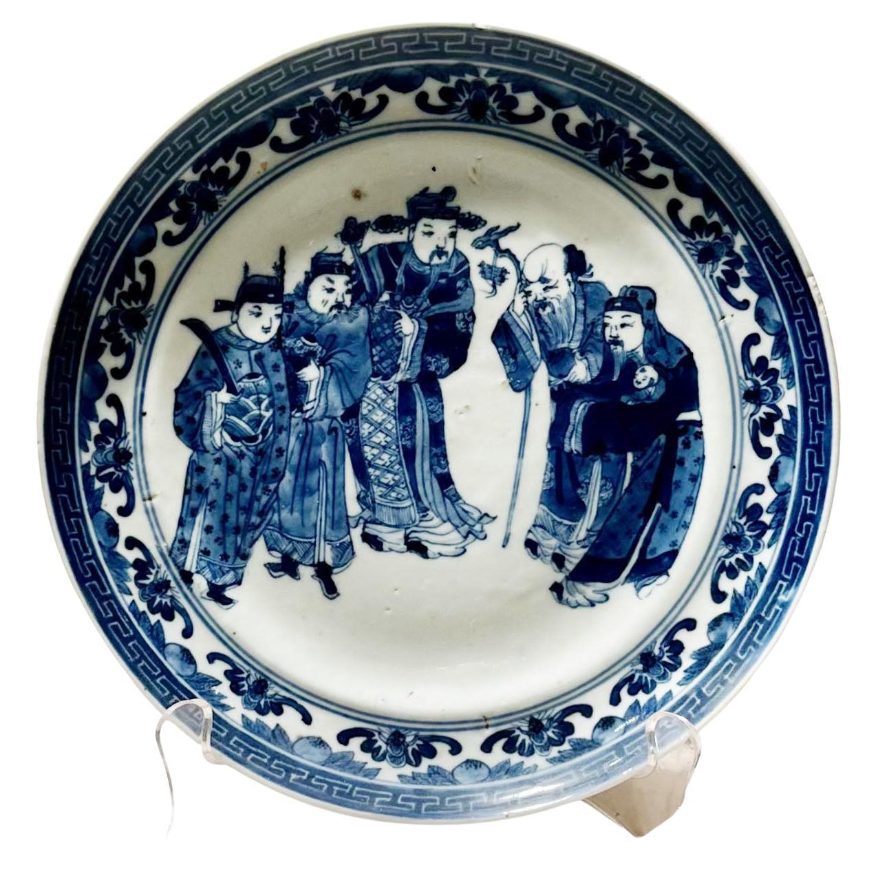 Chinesischer blau-weißer Teller mit edlen Männern im Angebot