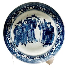 Chinesischer blau-weißer Teller mit edlen Männern