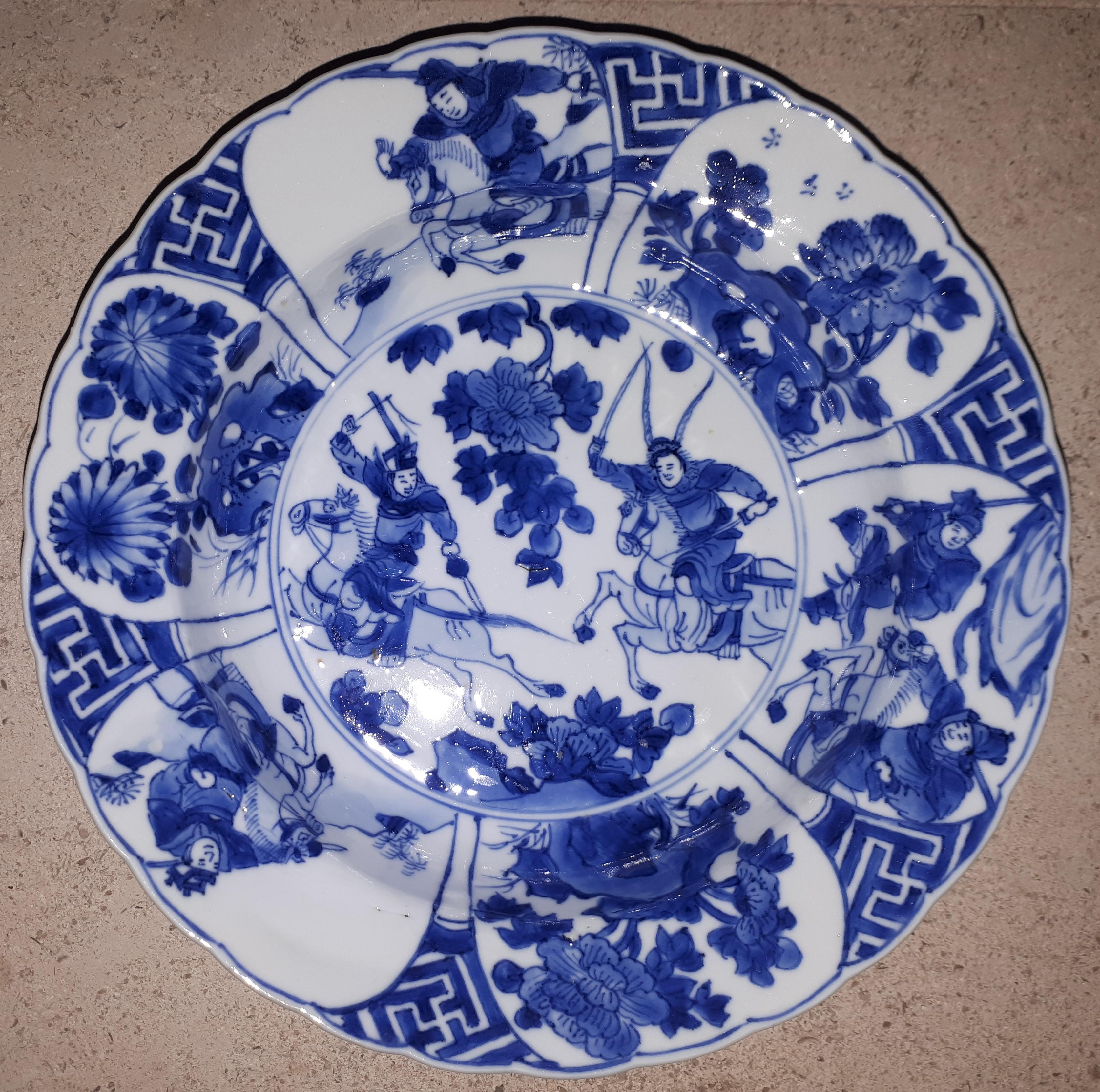 Chinese blue and white plates decorated with warriors, China Kangxi period For Sale 3
