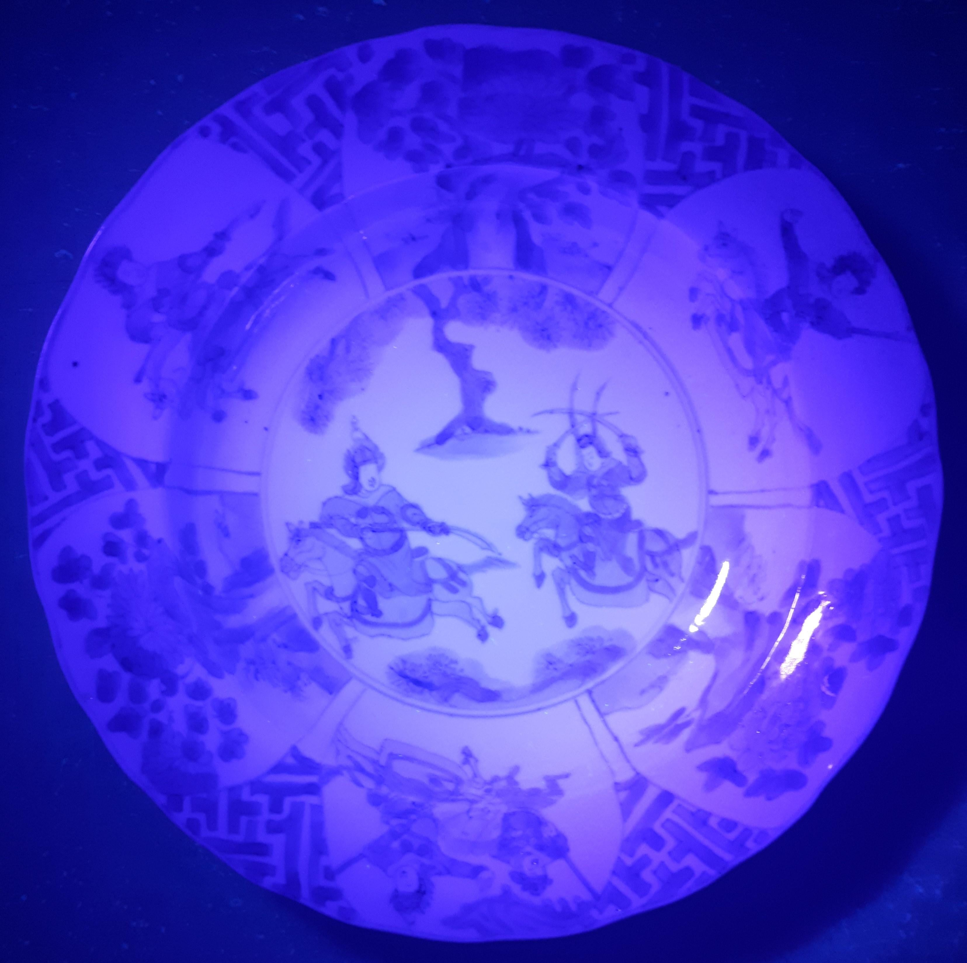 Chinese blue and white plates decorated with warriors, China Kangxi period For Sale 6
