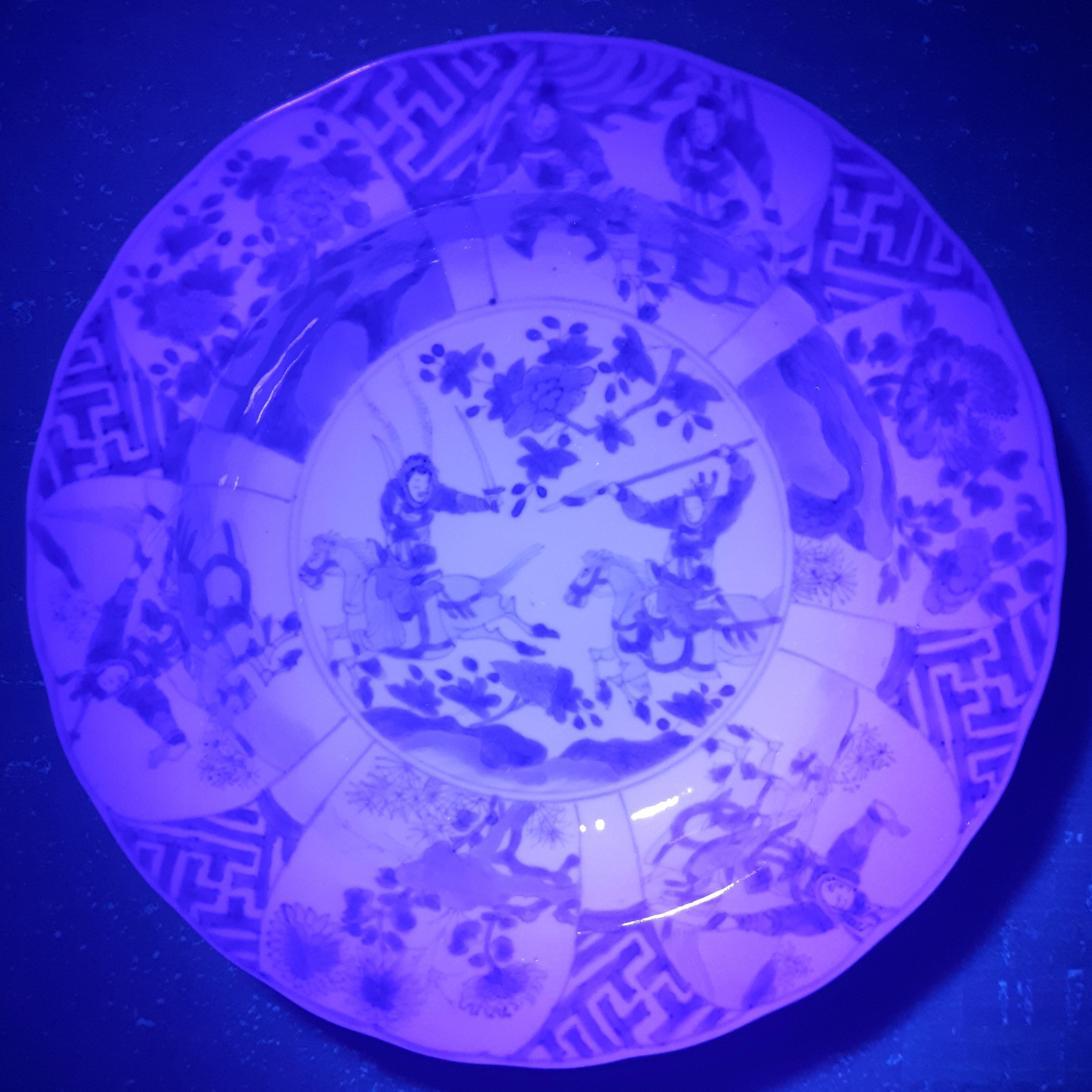 Chinese blue and white plates decorated with warriors, China Kangxi period For Sale 8