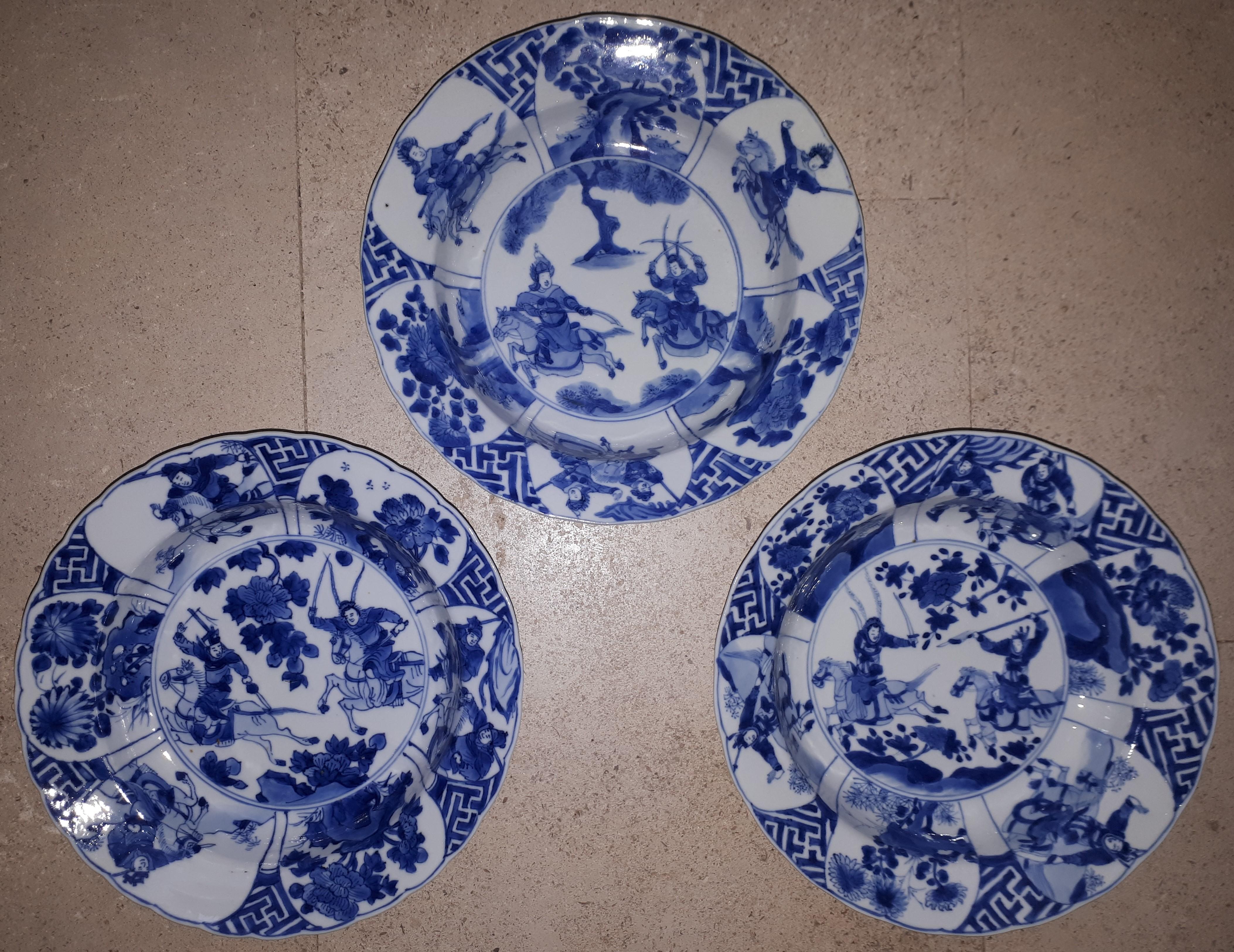 Leicht gelappte Teller in sechs Spangen mit ausgestellten Rändern, verziert mit blauem Unterglasurdekor und Kriegern.
Null Mängel, Platten in seltenem perfekten Zustand.
China, Ende des 17. Jahrhunderts.