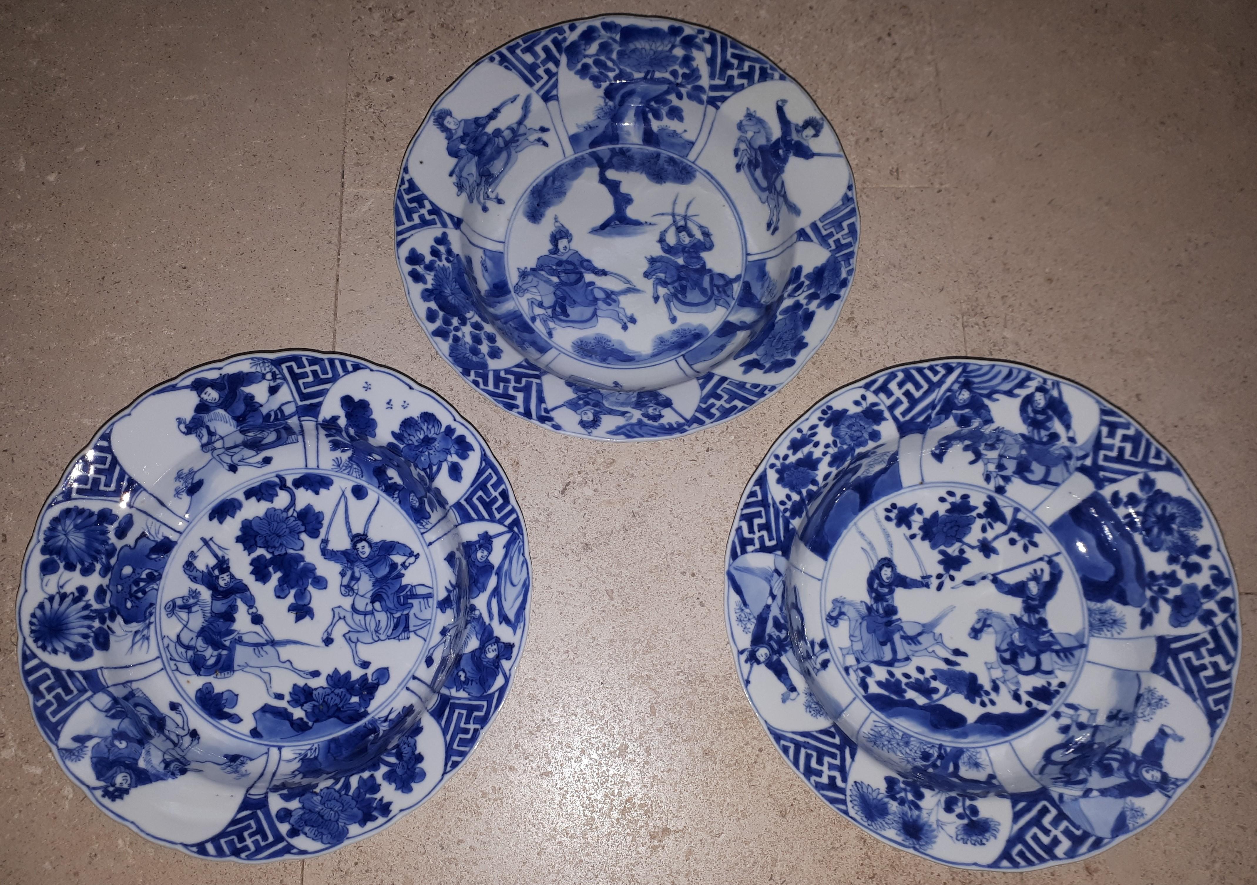 Qing Chinese blue and white plates decorated with warriors, China Kangxi period For Sale