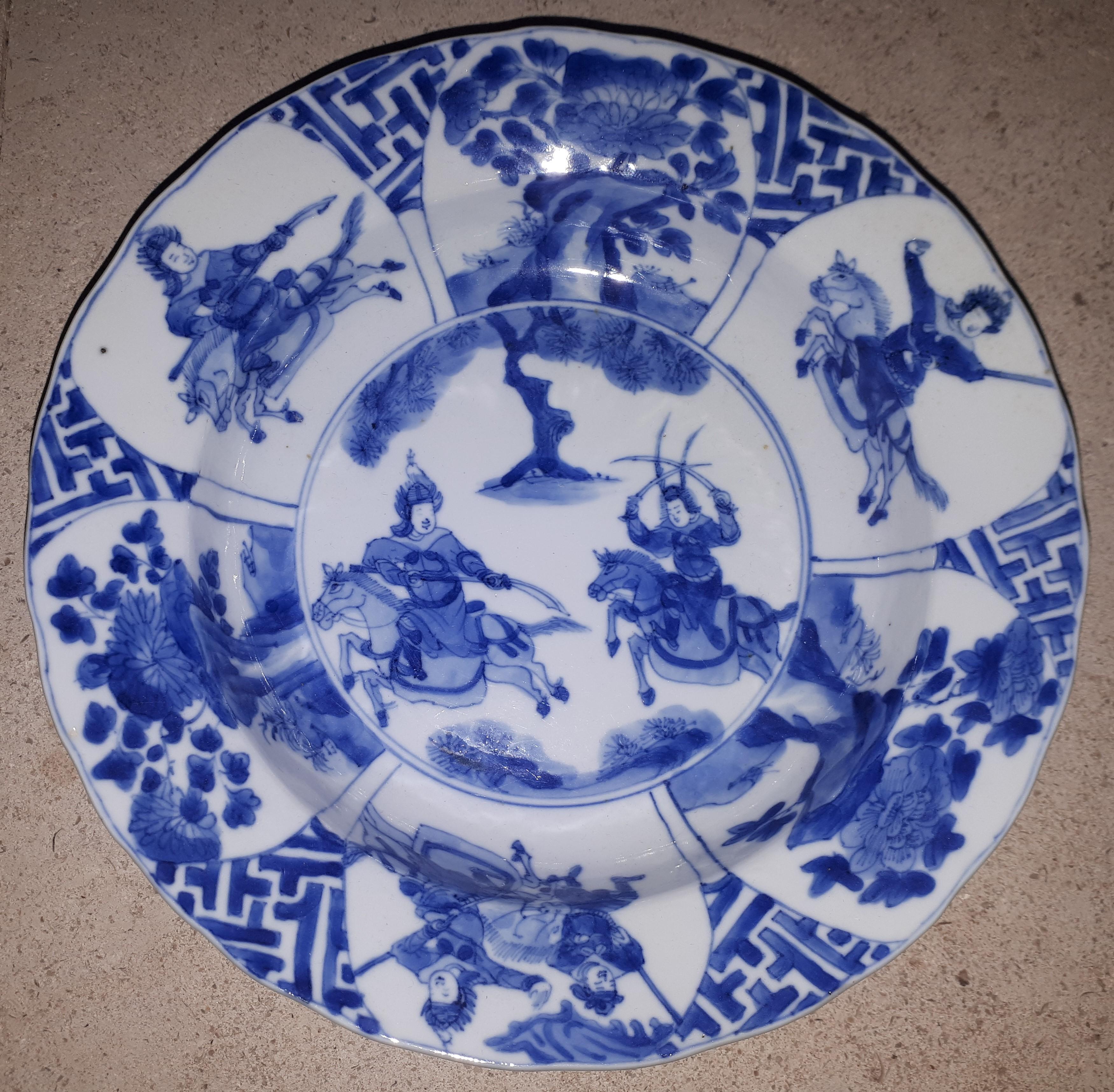 Enameled Chinese blue and white plates decorated with warriors, China Kangxi period For Sale