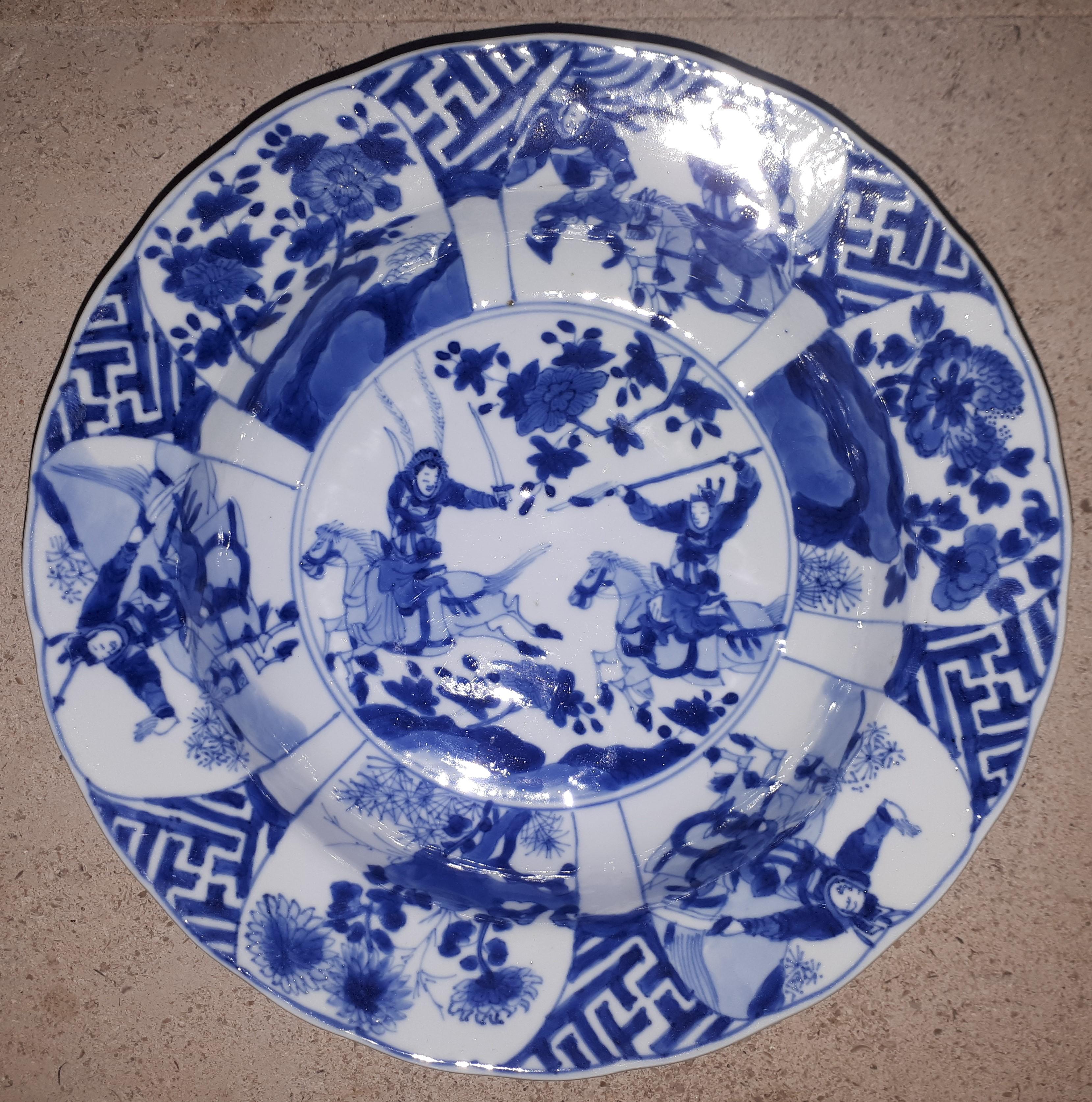 Porcelain Chinese blue and white plates decorated with warriors, China Kangxi period For Sale