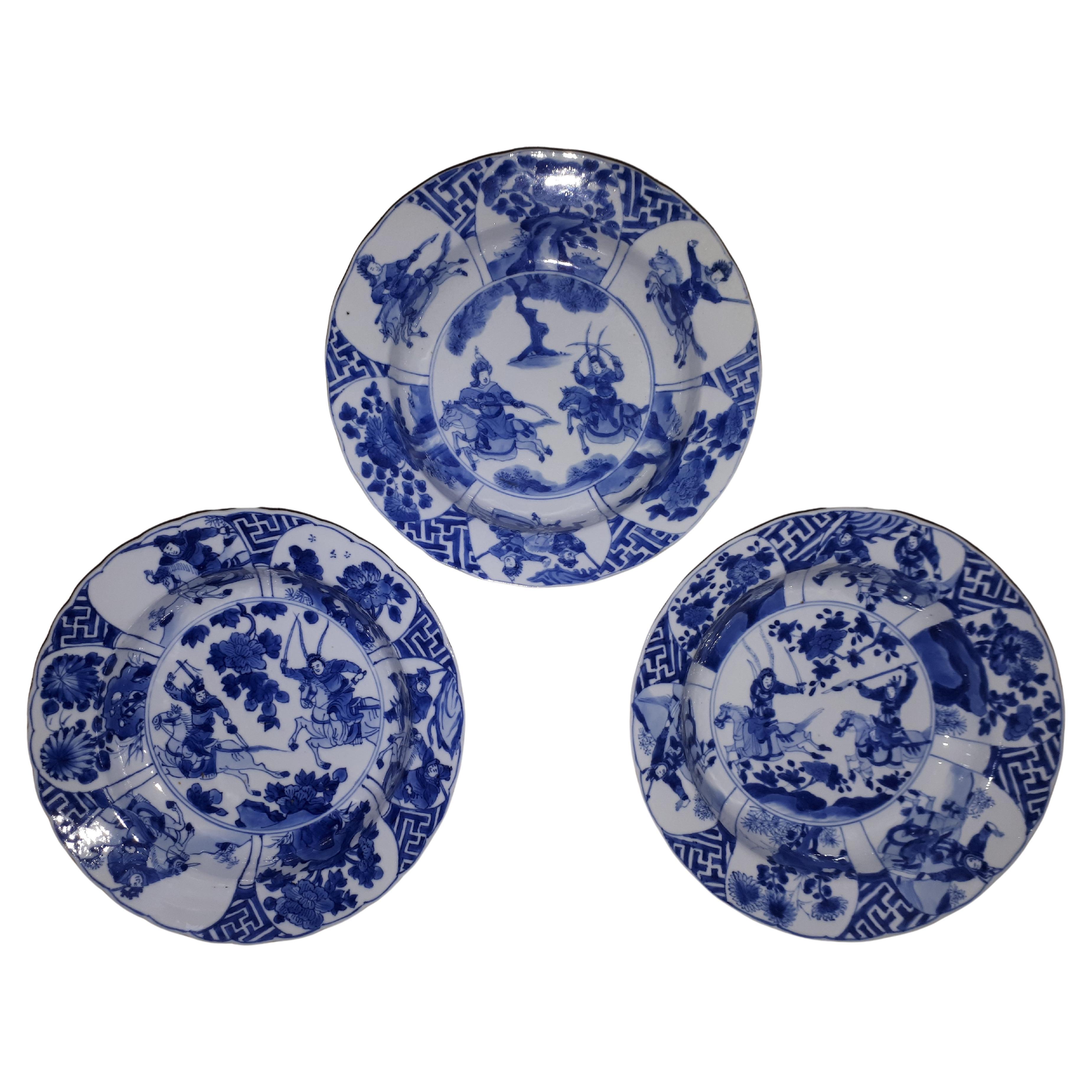 Assiettes chinoises bleues et blanches décorées de guerriers, période Kangxi en Chine