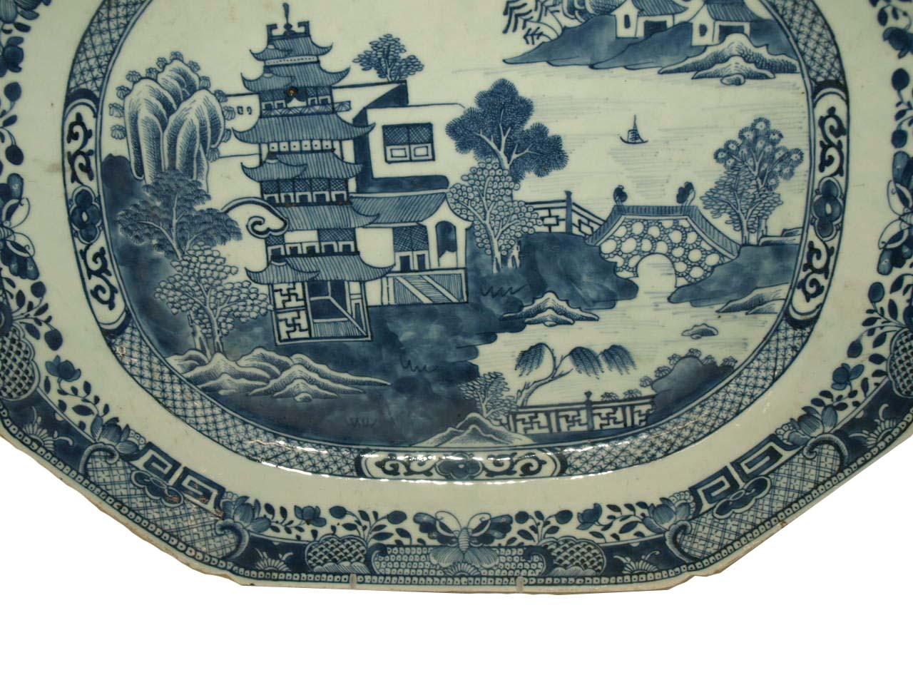 Chinese Blue and White Platter In Good Condition For Sale In Wilson, NC