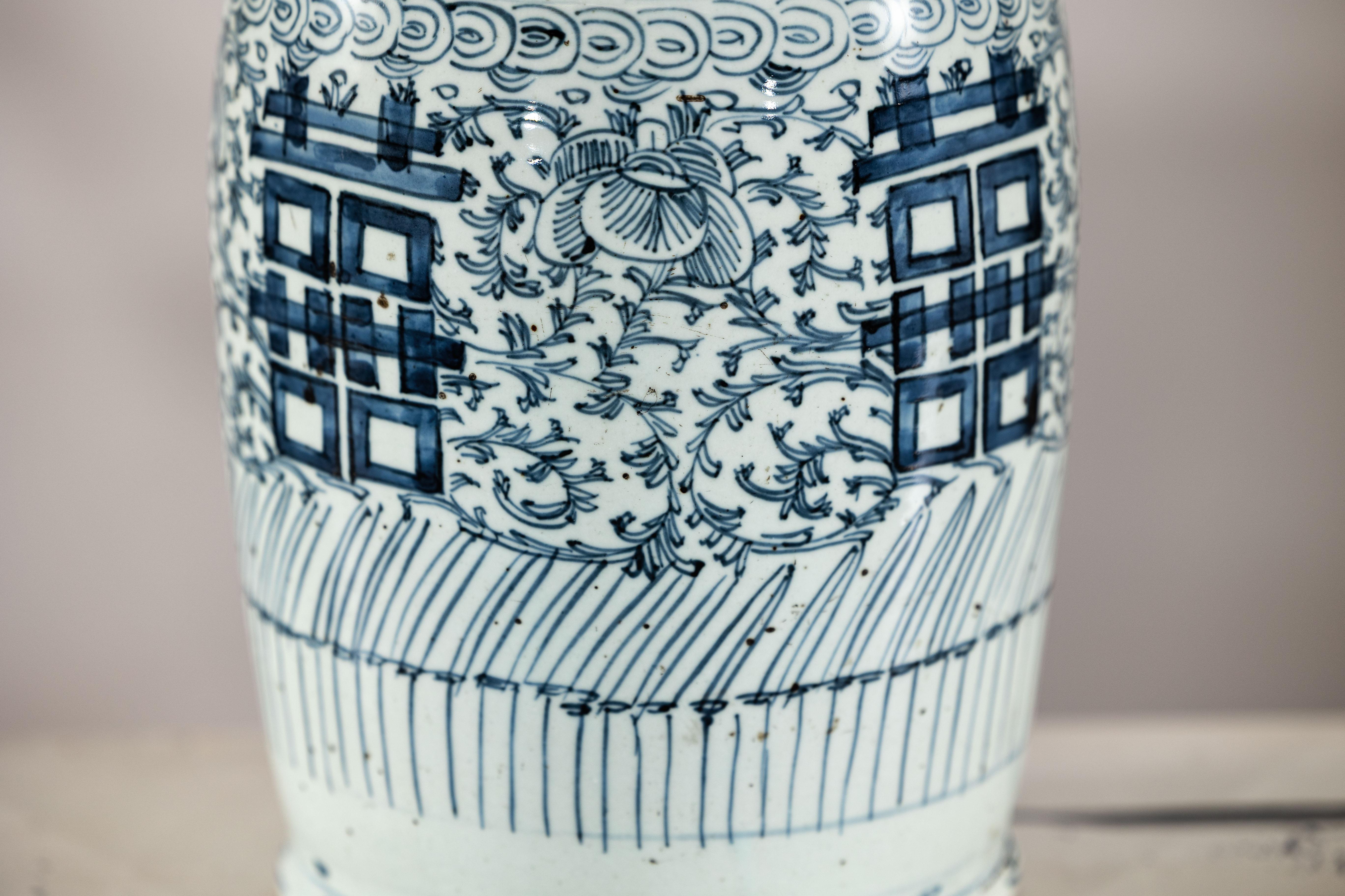 Chinese Blue and White Porcelain Altar Vase with Double Happiness Motif en venta 3