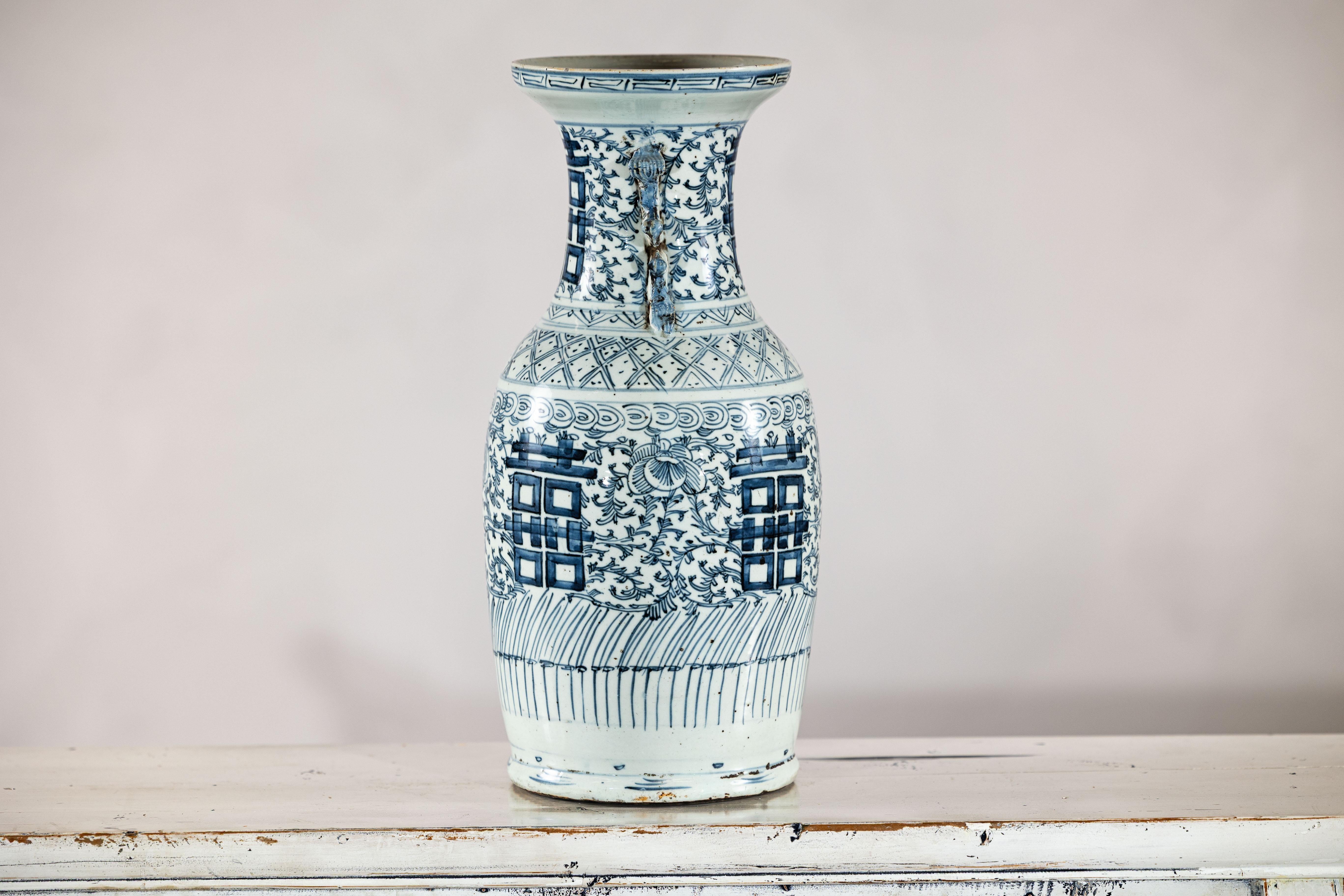 Chinese Blue and White Porcelain Altar Vase with Double Happiness Motif en venta 4