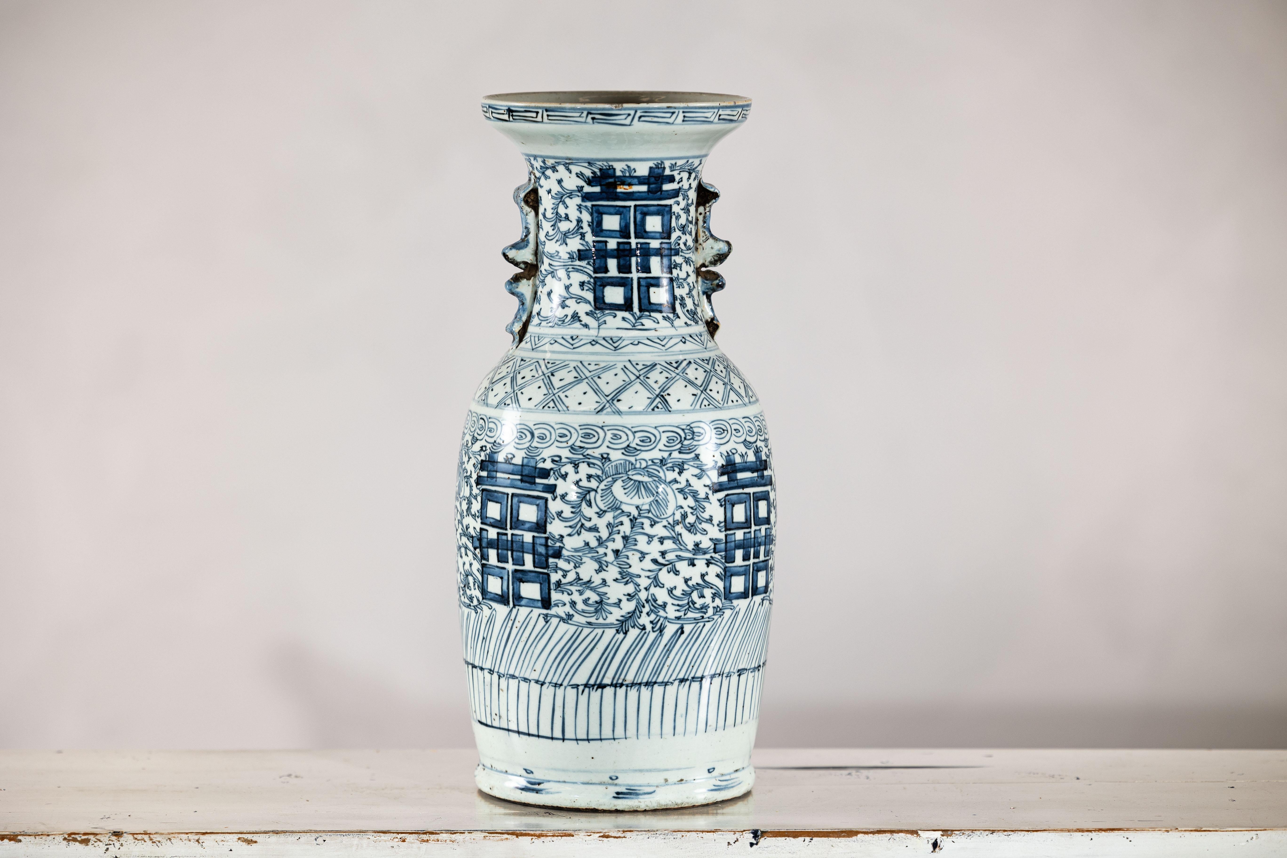 Chinese Blue and White Porcelain Altar Vase with Double Happiness Motif en venta 5
