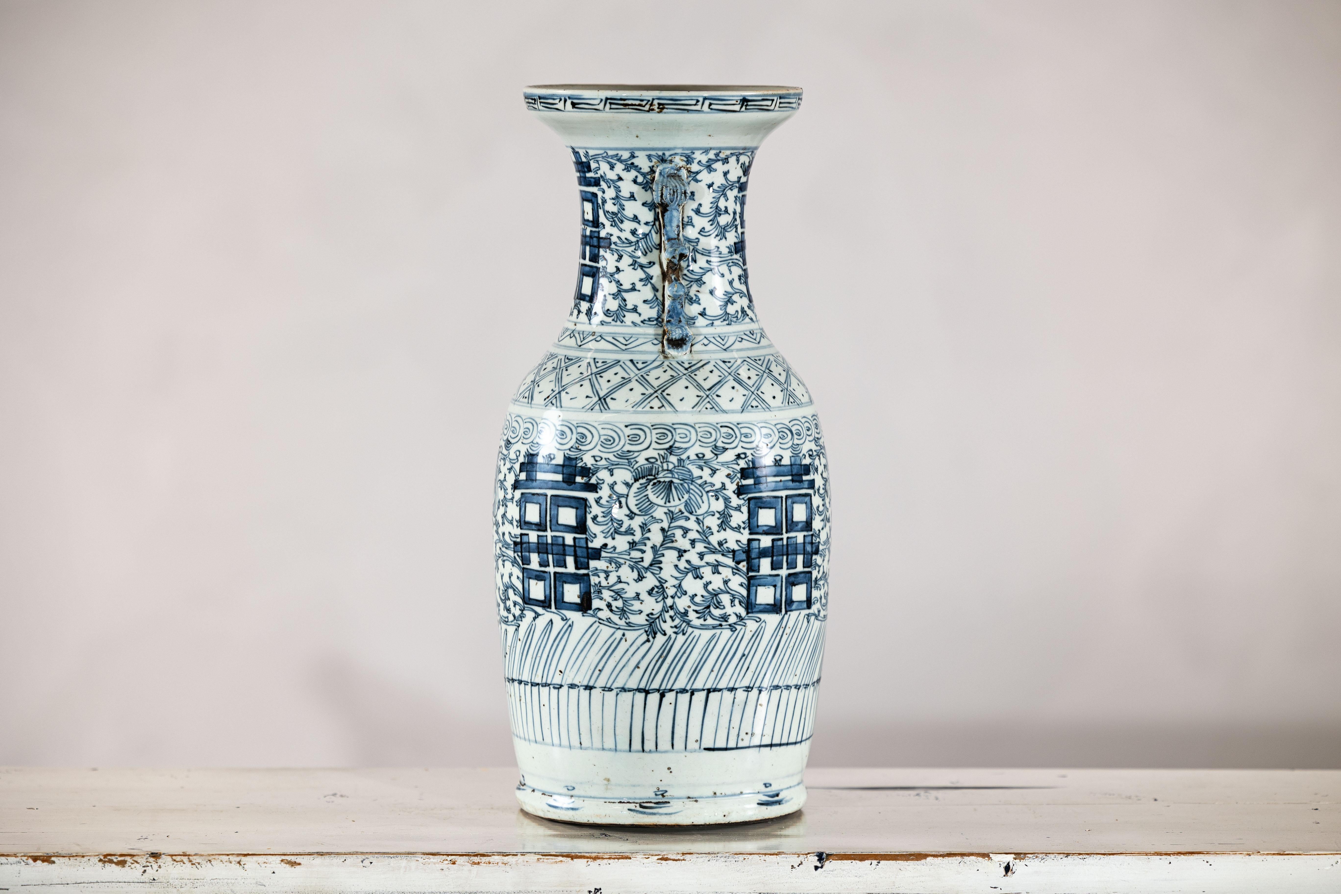 Chinese Blue and White Porcelain Altar Vase with Double Happiness Motif en venta 6