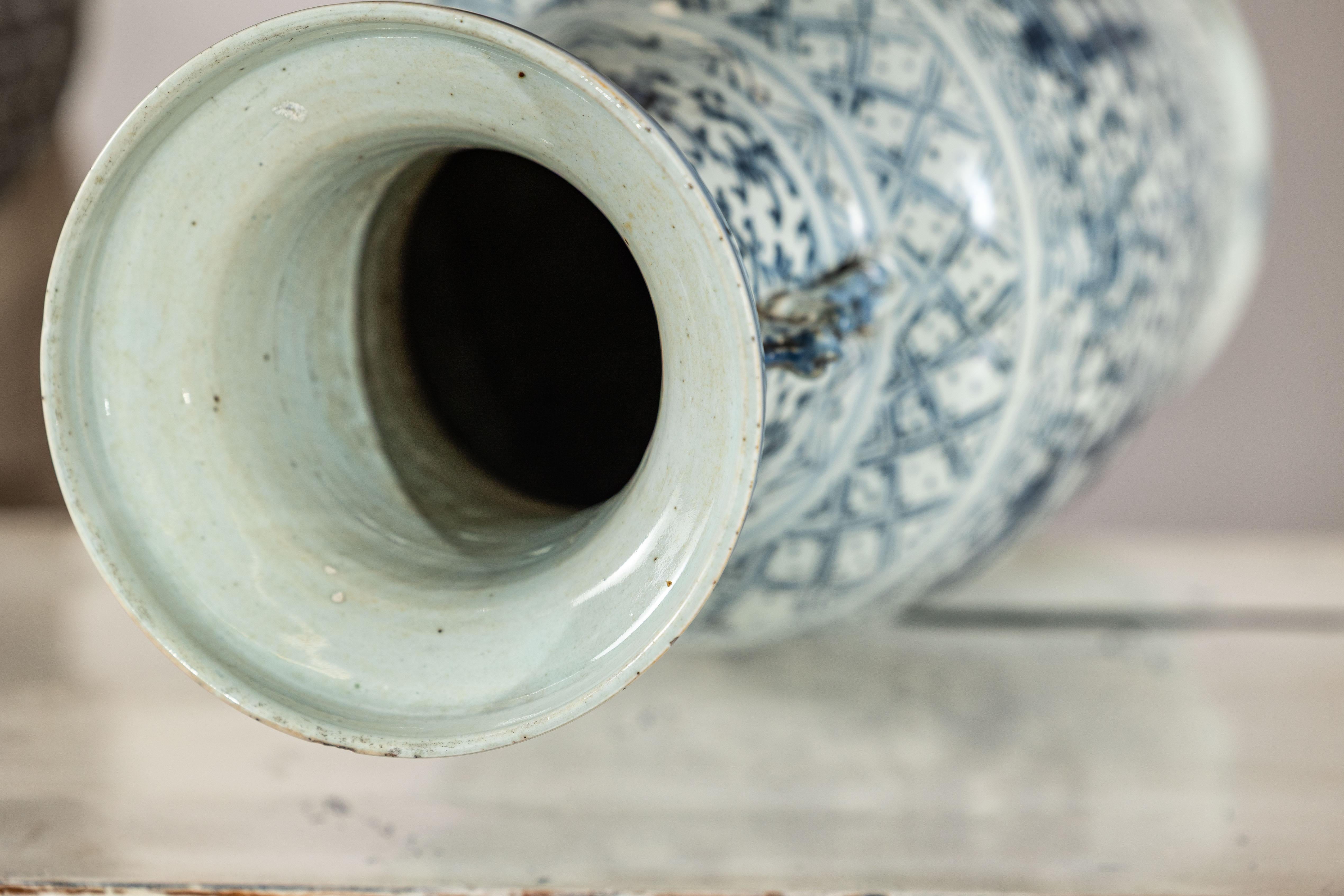 Chinese Blue and White Porcelain Altar Vase with Double Happiness Motif en venta 8